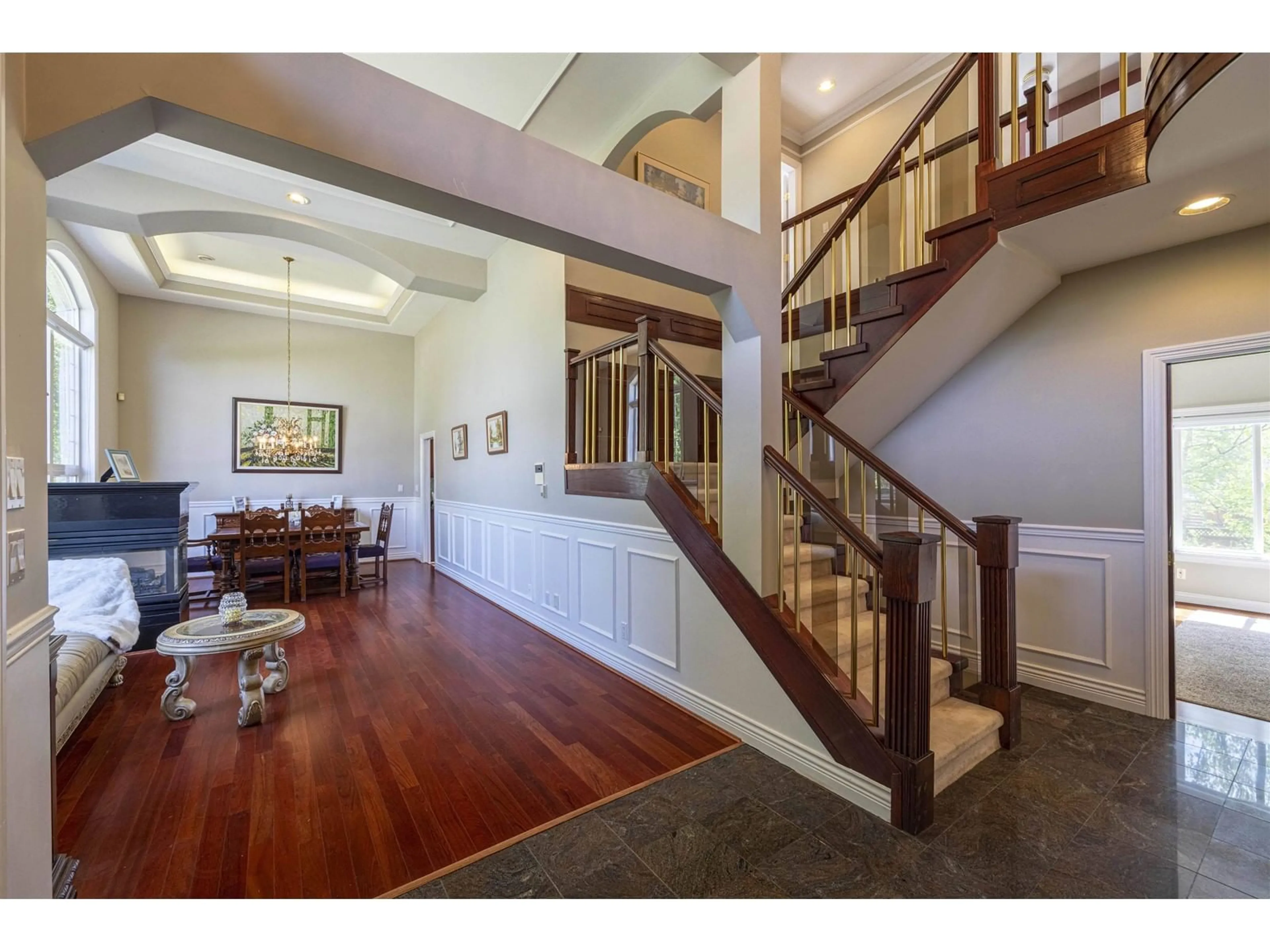 Indoor foyer for 14036 90, Surrey British Columbia V3V7Z6