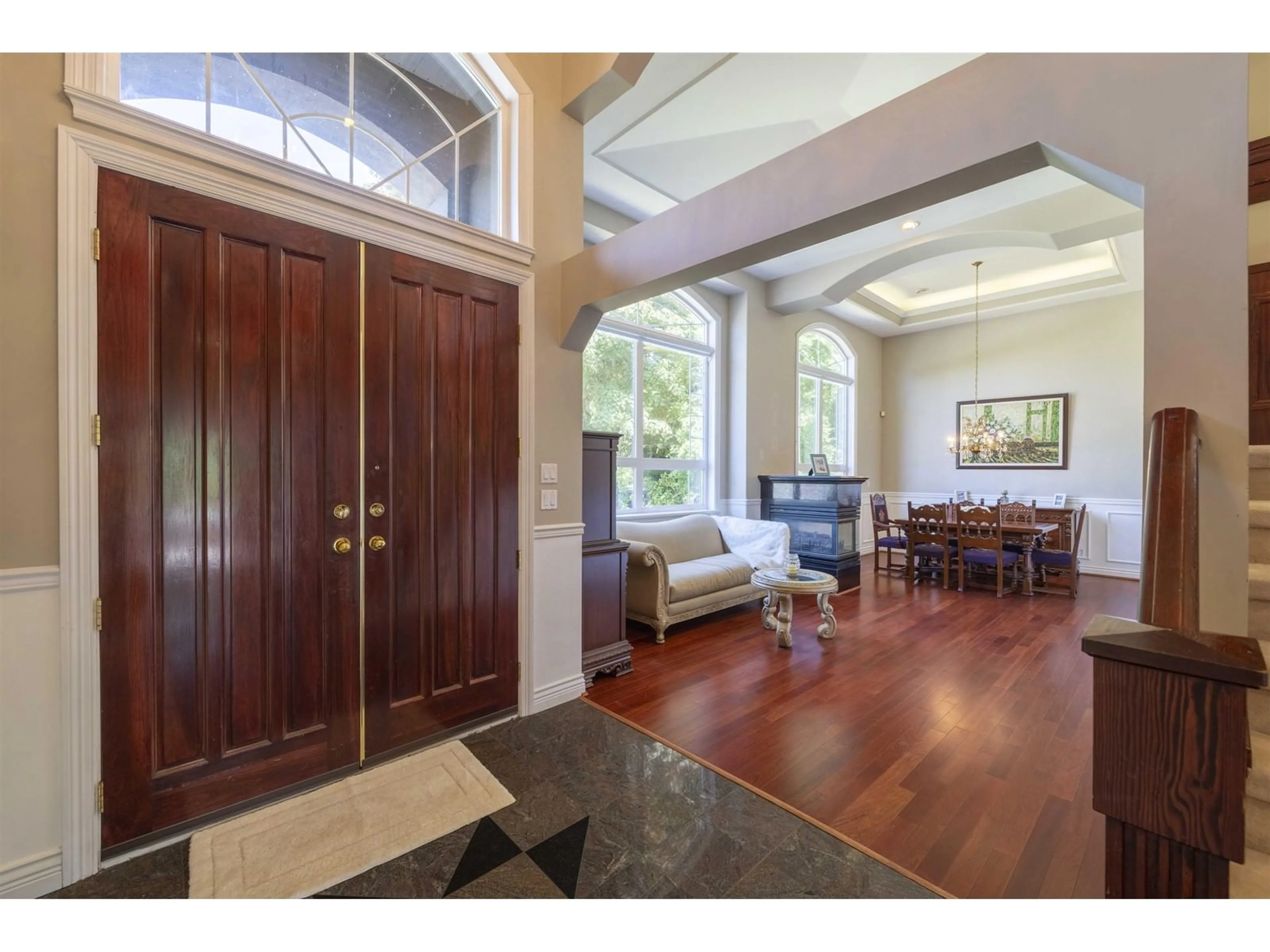 Indoor entryway for 14036 90, Surrey British Columbia V3V7Z6