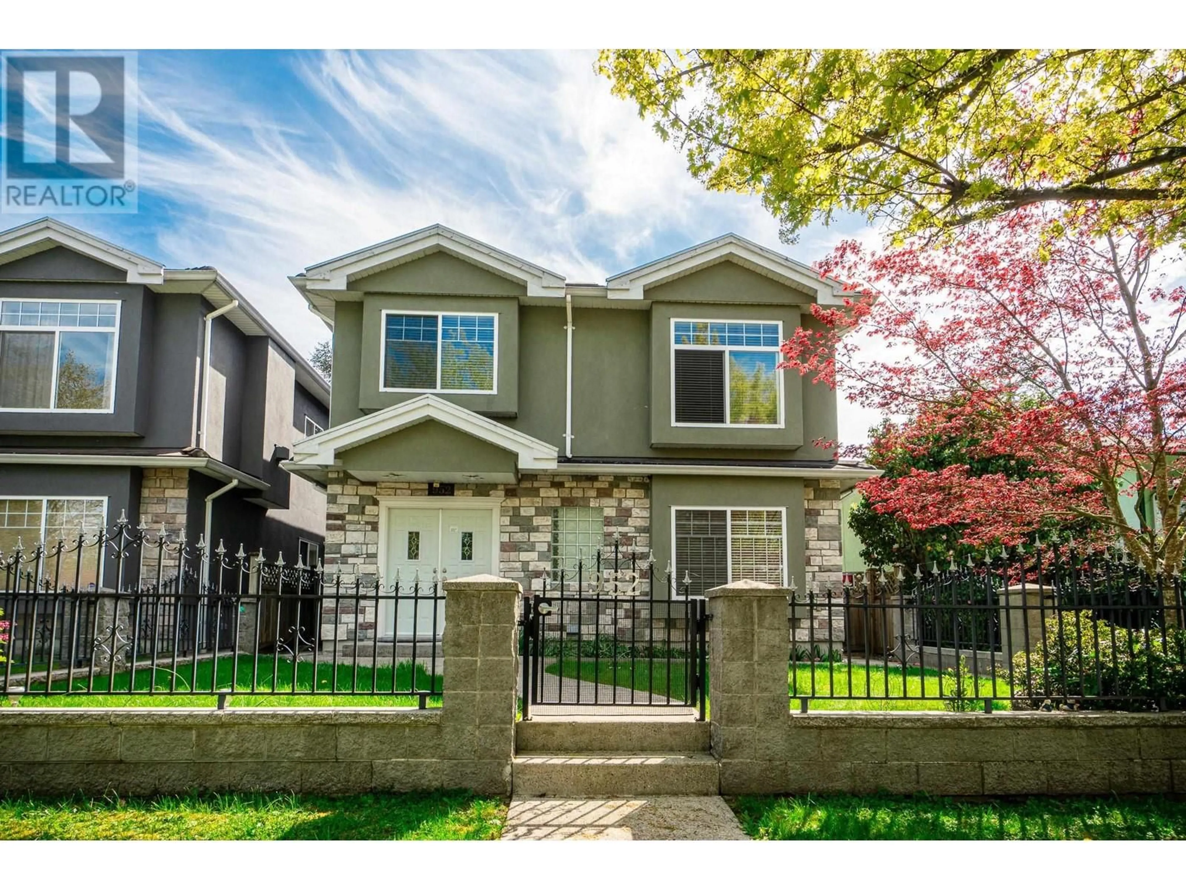 Home with vinyl exterior material, street for 952 31ST AVENUE, Vancouver British Columbia V5V2X4