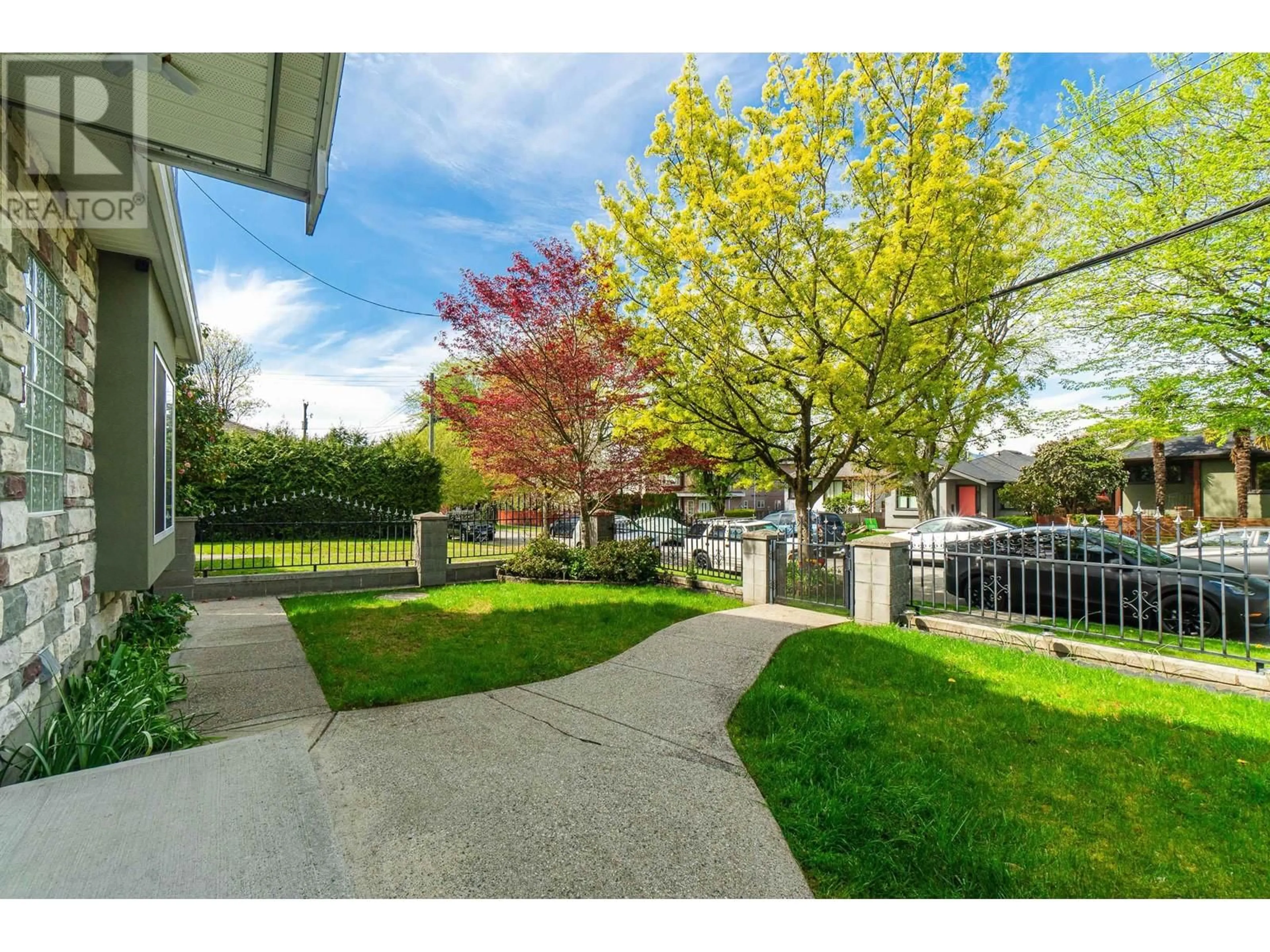 A pic from outside/outdoor area/front of a property/back of a property/a pic from drone, street for 952 31ST AVENUE, Vancouver British Columbia V5V2X4