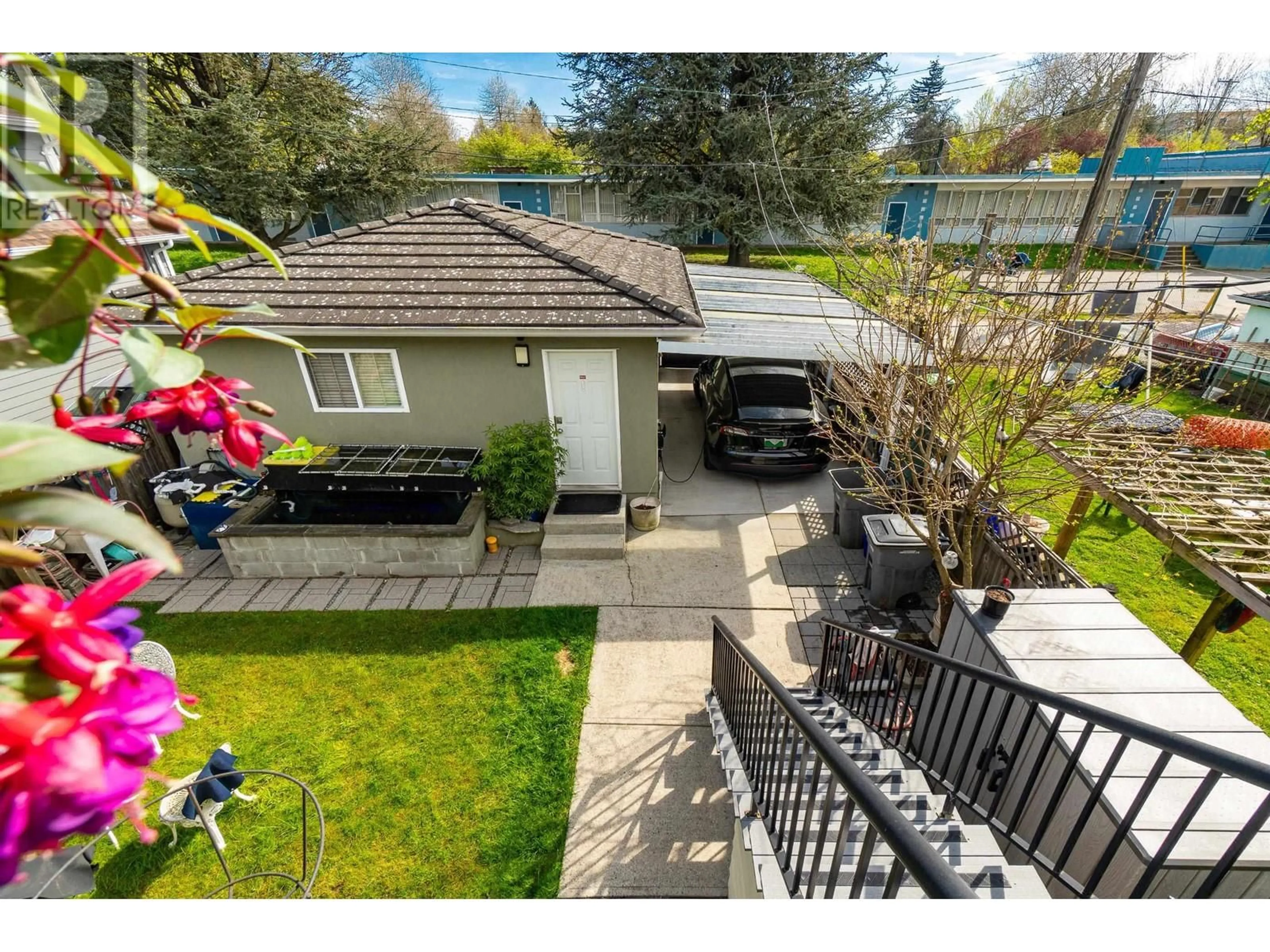 A pic from outside/outdoor area/front of a property/back of a property/a pic from drone, street for 952 31ST AVENUE, Vancouver British Columbia V5V2X4