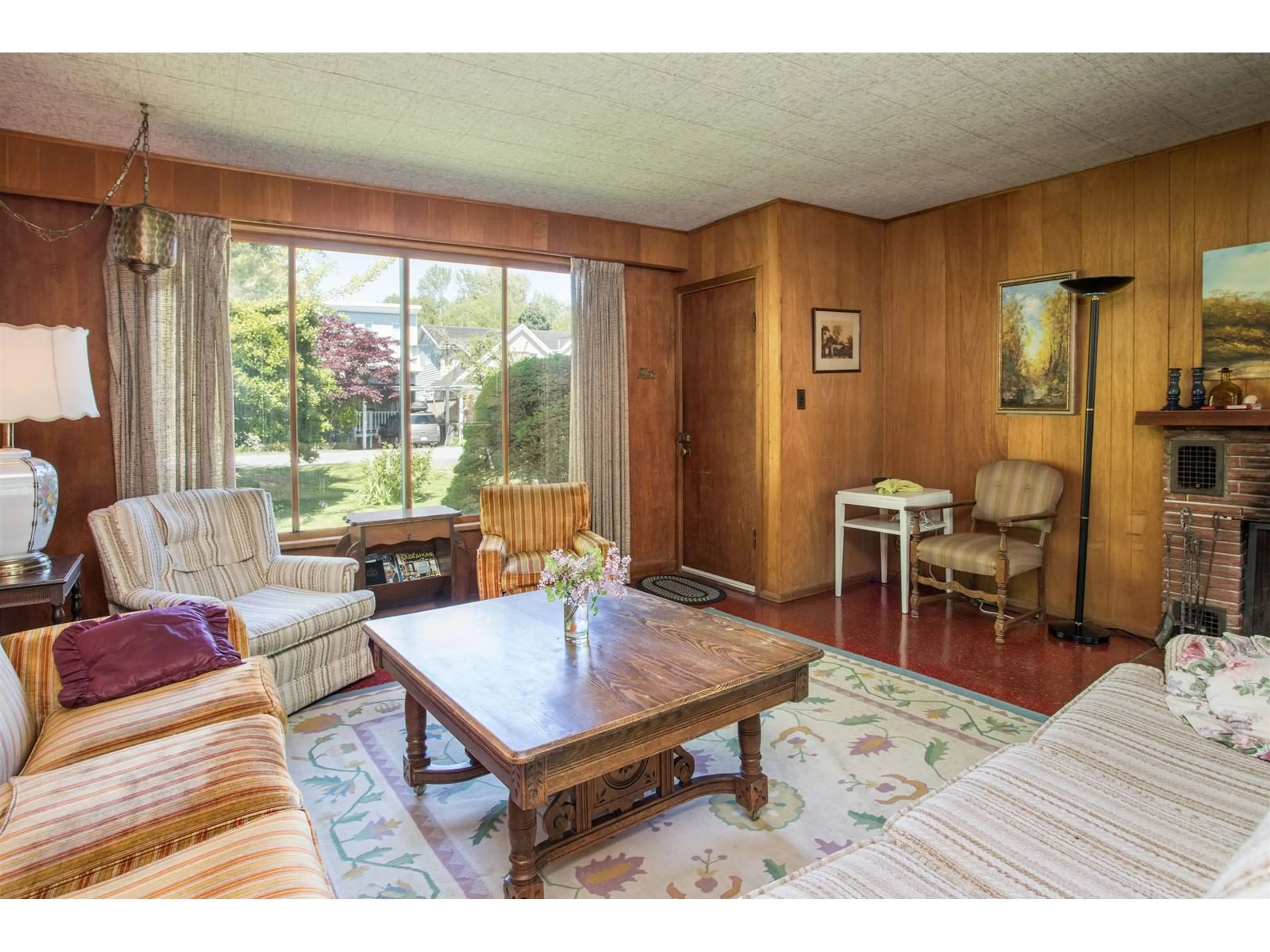 Living room with furniture, wood/laminate floor for 12234 GILLEY, Surrey British Columbia V4A3C8