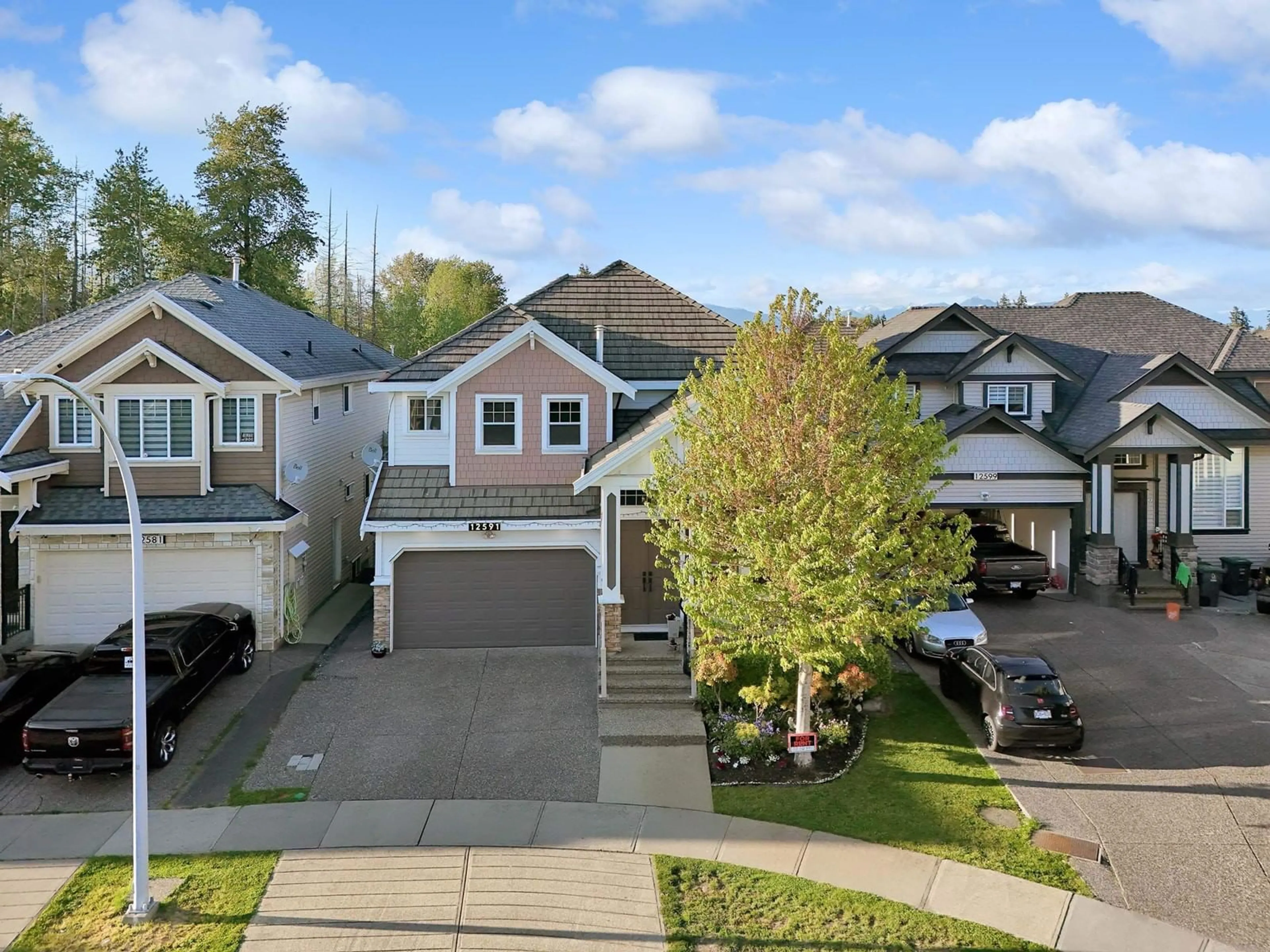 A pic from outside/outdoor area/front of a property/back of a property/a pic from drone, street for 12591 66B, Surrey British Columbia V3W1V8