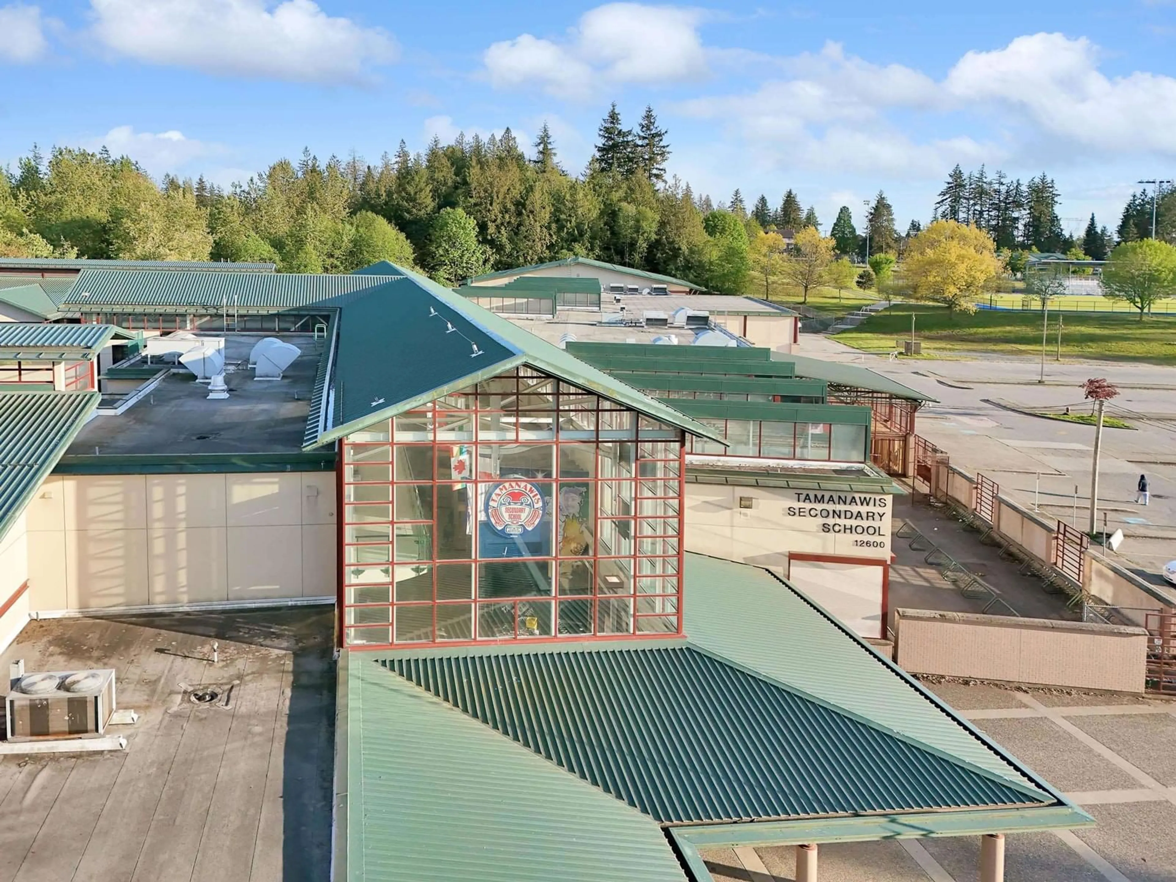 A pic from outside/outdoor area/front of a property/back of a property/a pic from drone, building for 12591 66B, Surrey British Columbia V3W1V8