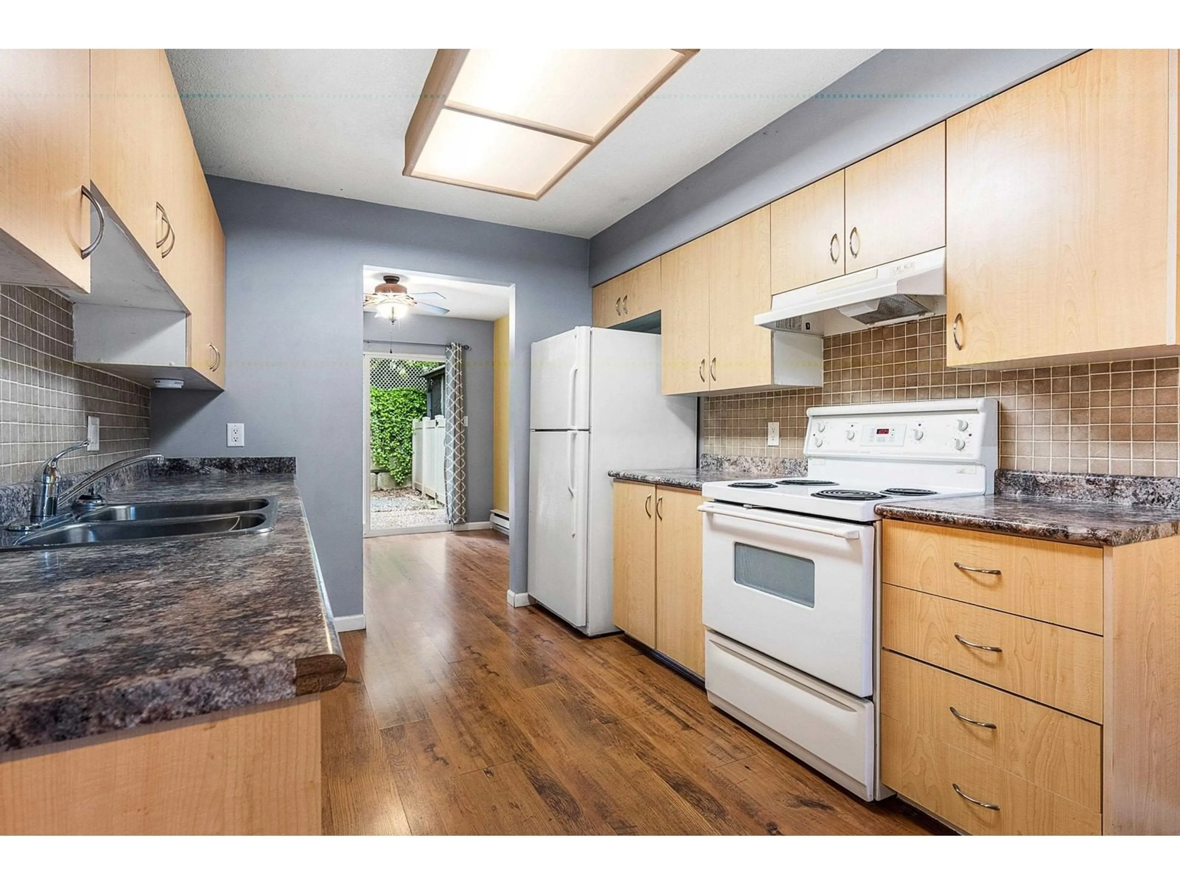 Standard kitchen, wood/laminate floor for 10 - 36060 OLD YALE, Abbotsford British Columbia V3G2E9