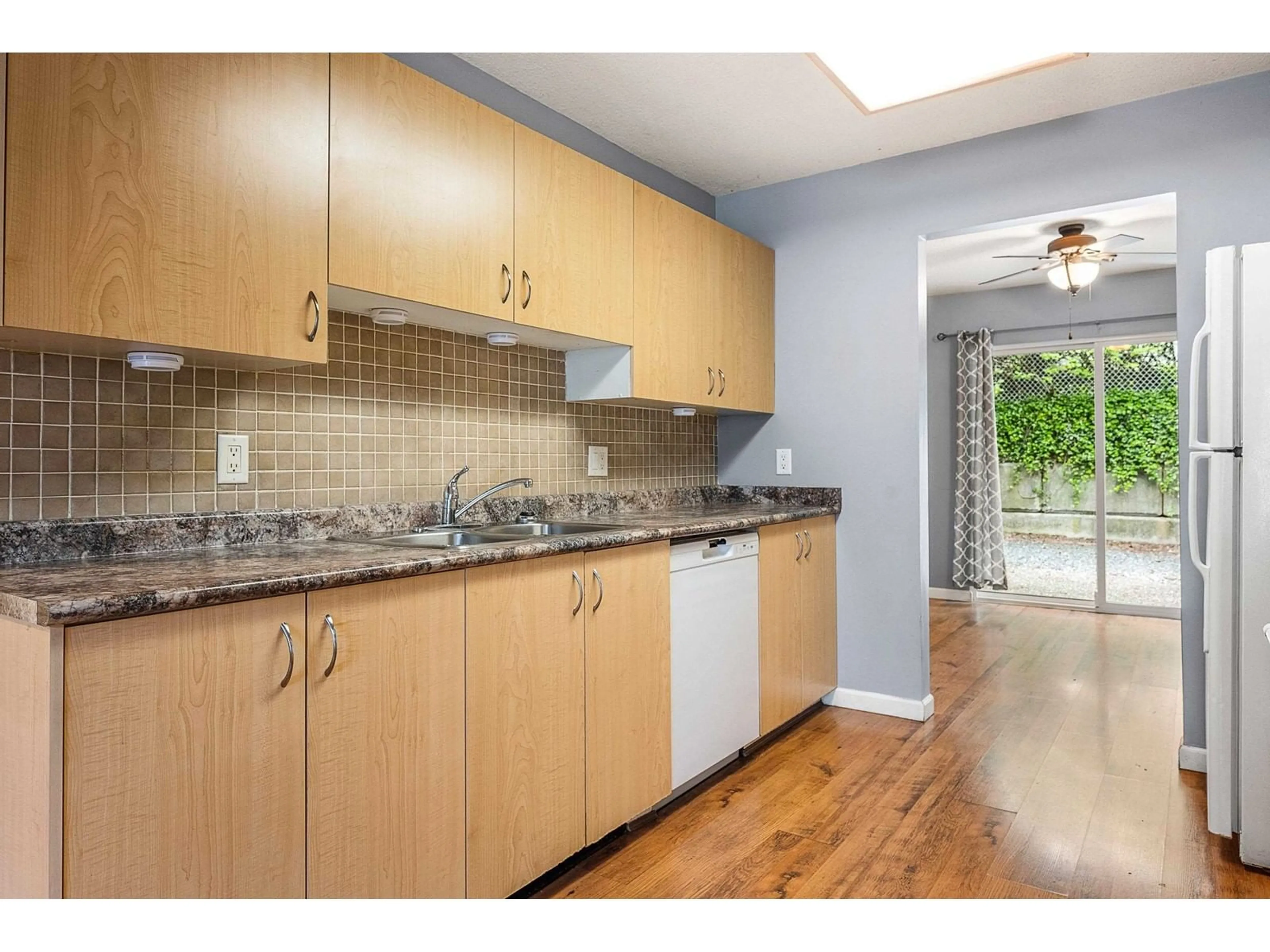 Standard kitchen, wood/laminate floor for 10 - 36060 OLD YALE, Abbotsford British Columbia V3G2E9