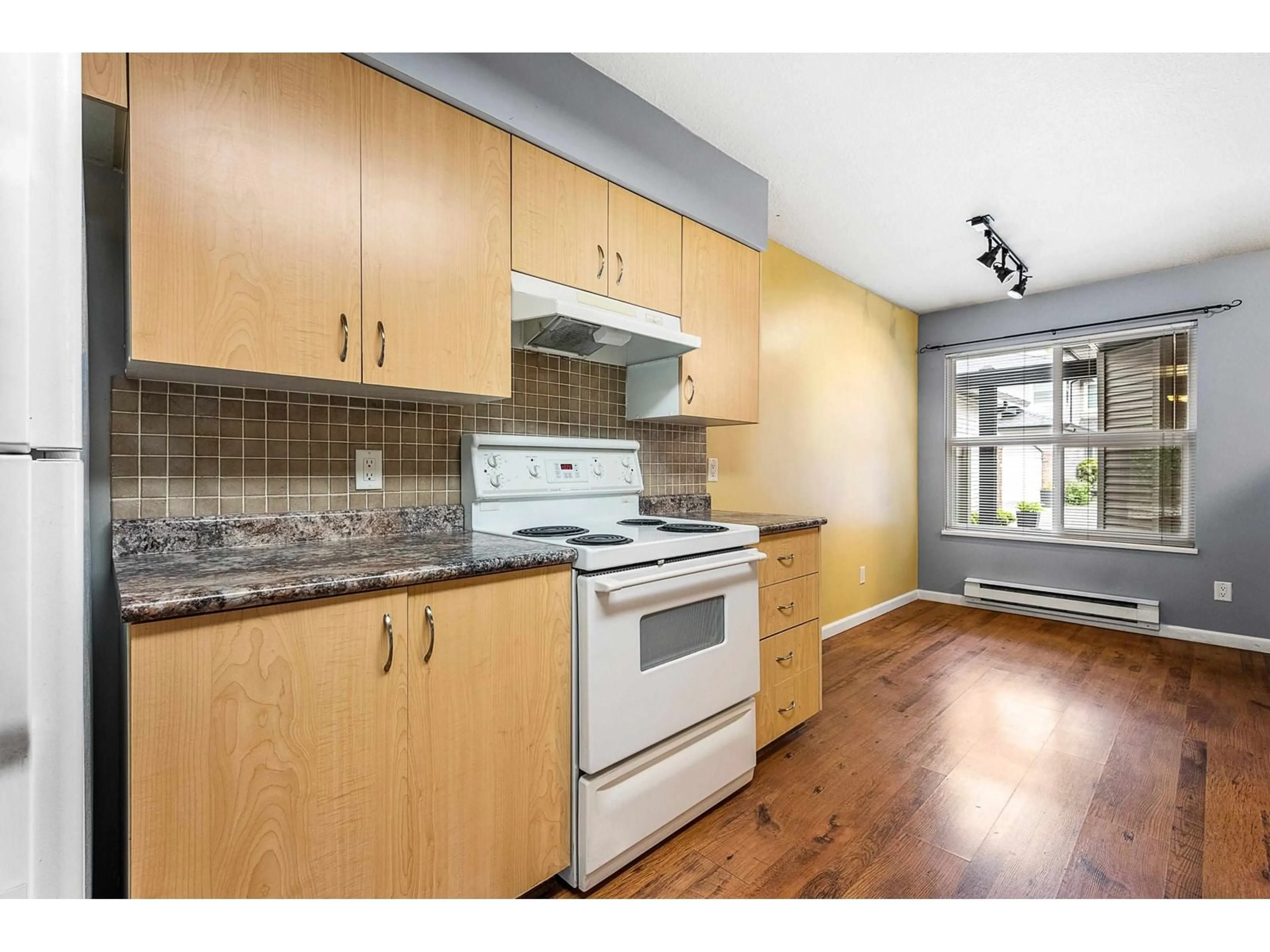 Standard kitchen, wood/laminate floor for 10 - 36060 OLD YALE, Abbotsford British Columbia V3G2E9