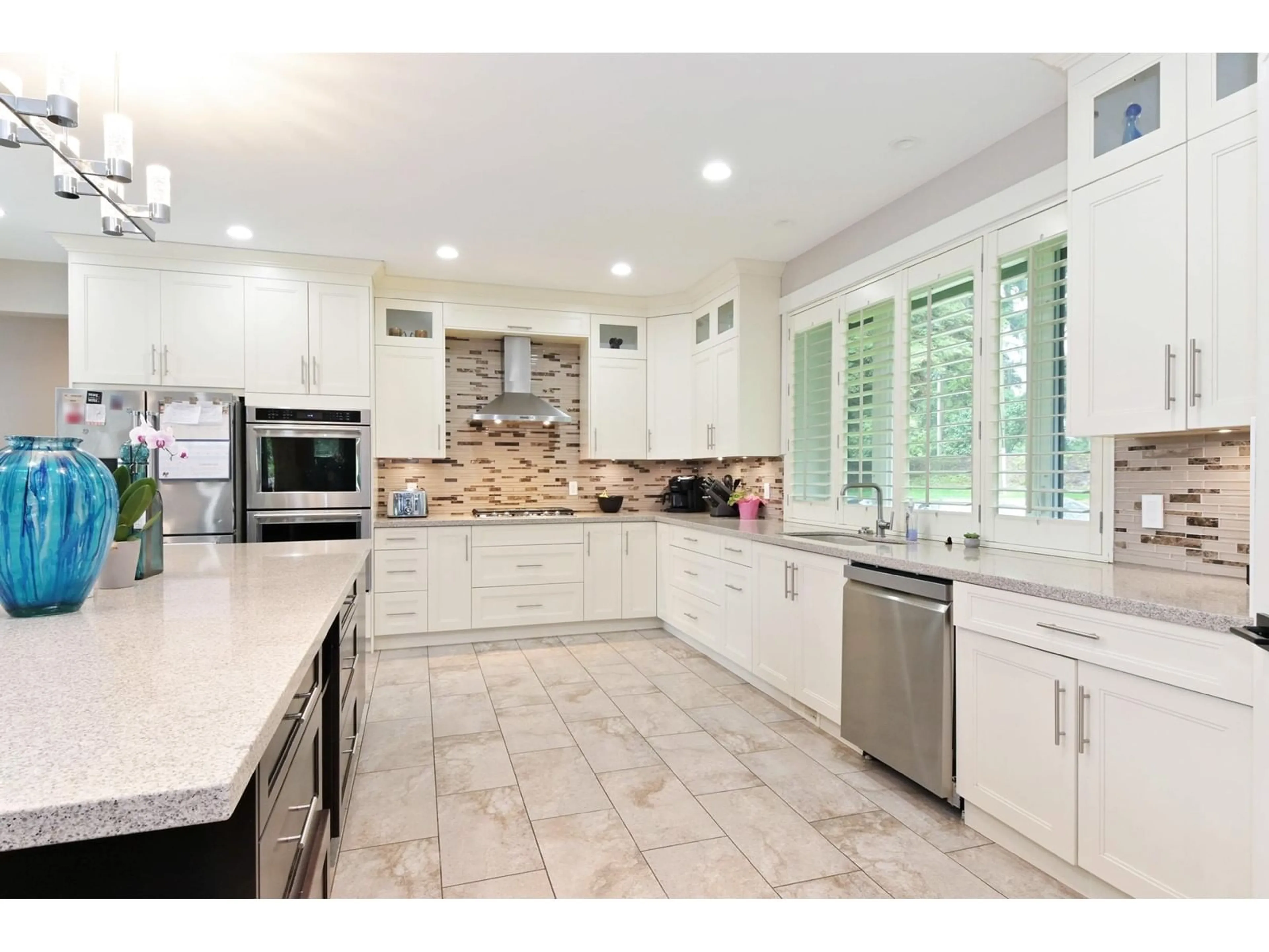 Open concept kitchen, ceramic/tile floor for 26393 64, Langley British Columbia V4W1M3