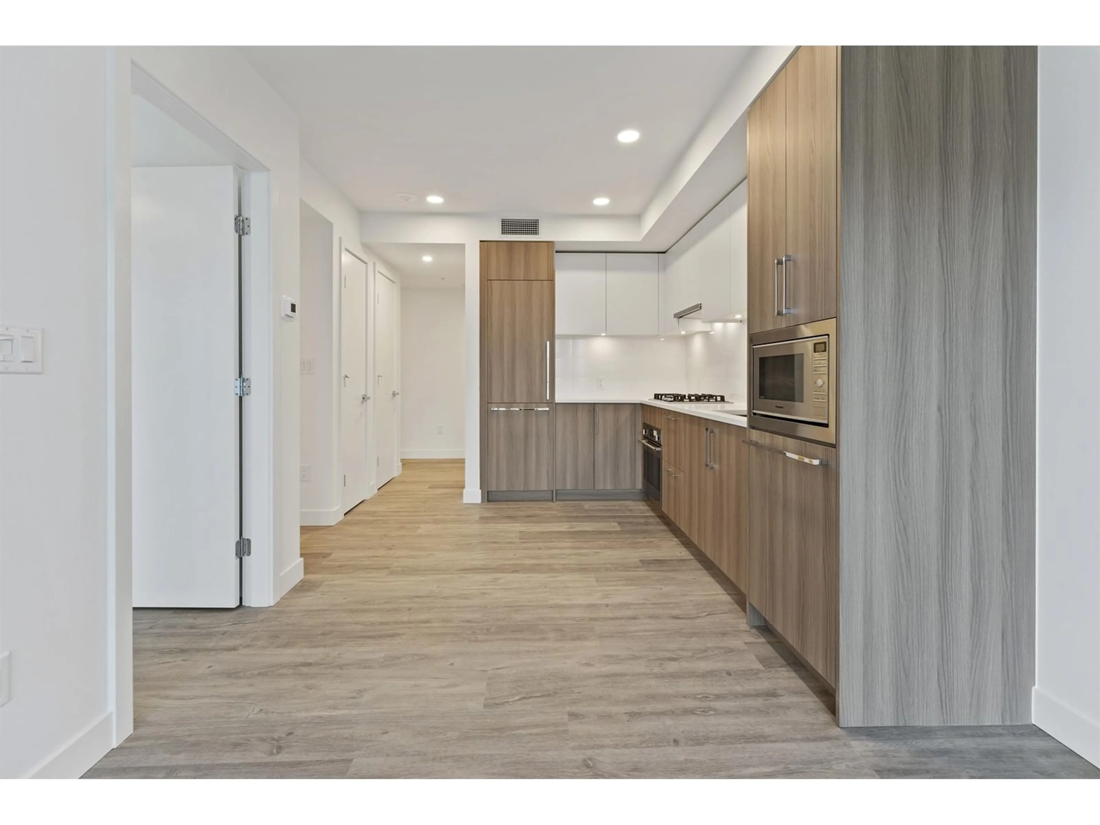 Open concept kitchen, wood/laminate floor for 2205 - 9675 KING GEORGE, Surrey British Columbia V3T2V3