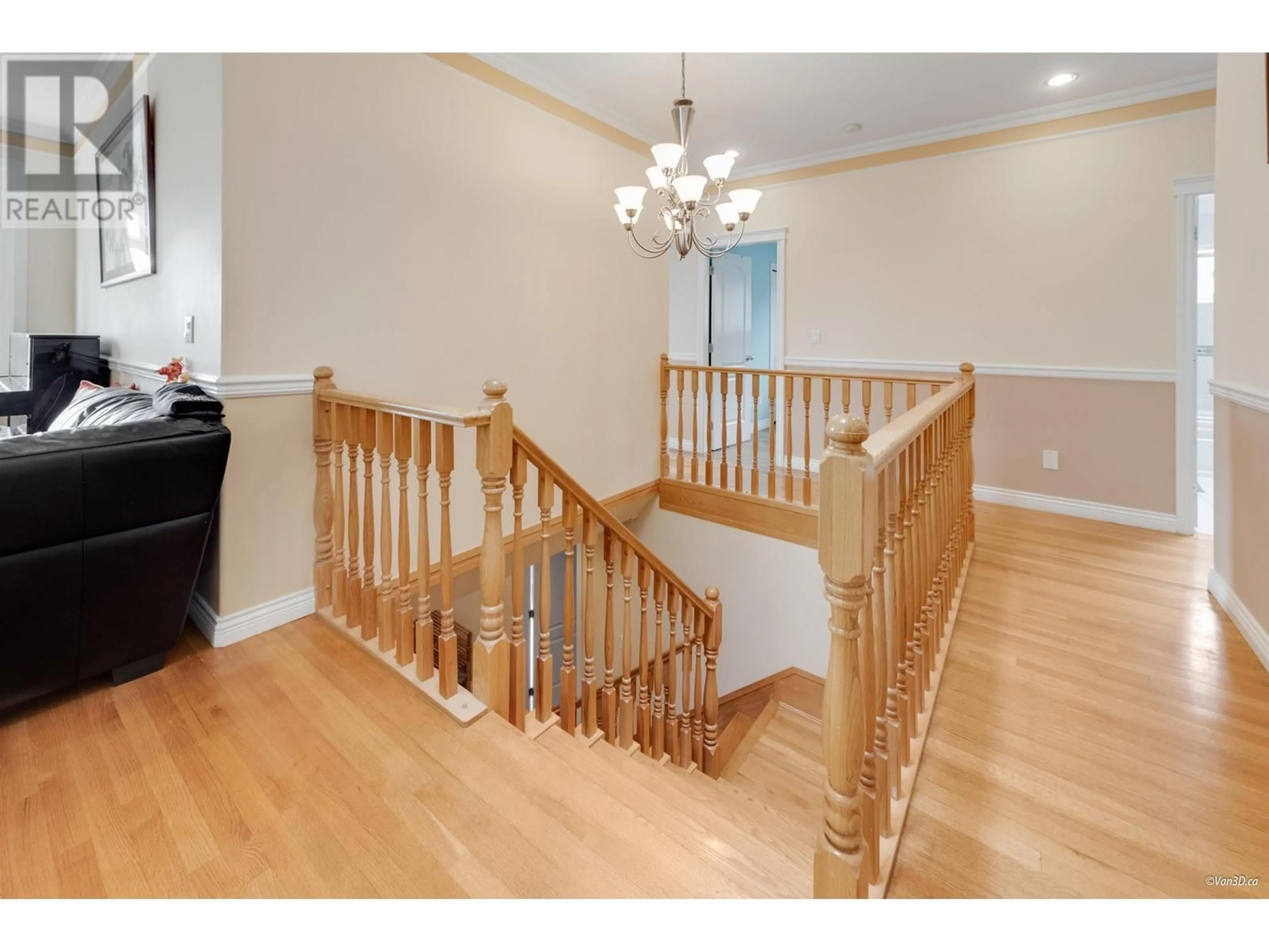 Indoor foyer for 4263 KITCHENER STREET, Burnaby British Columbia V5C3M4