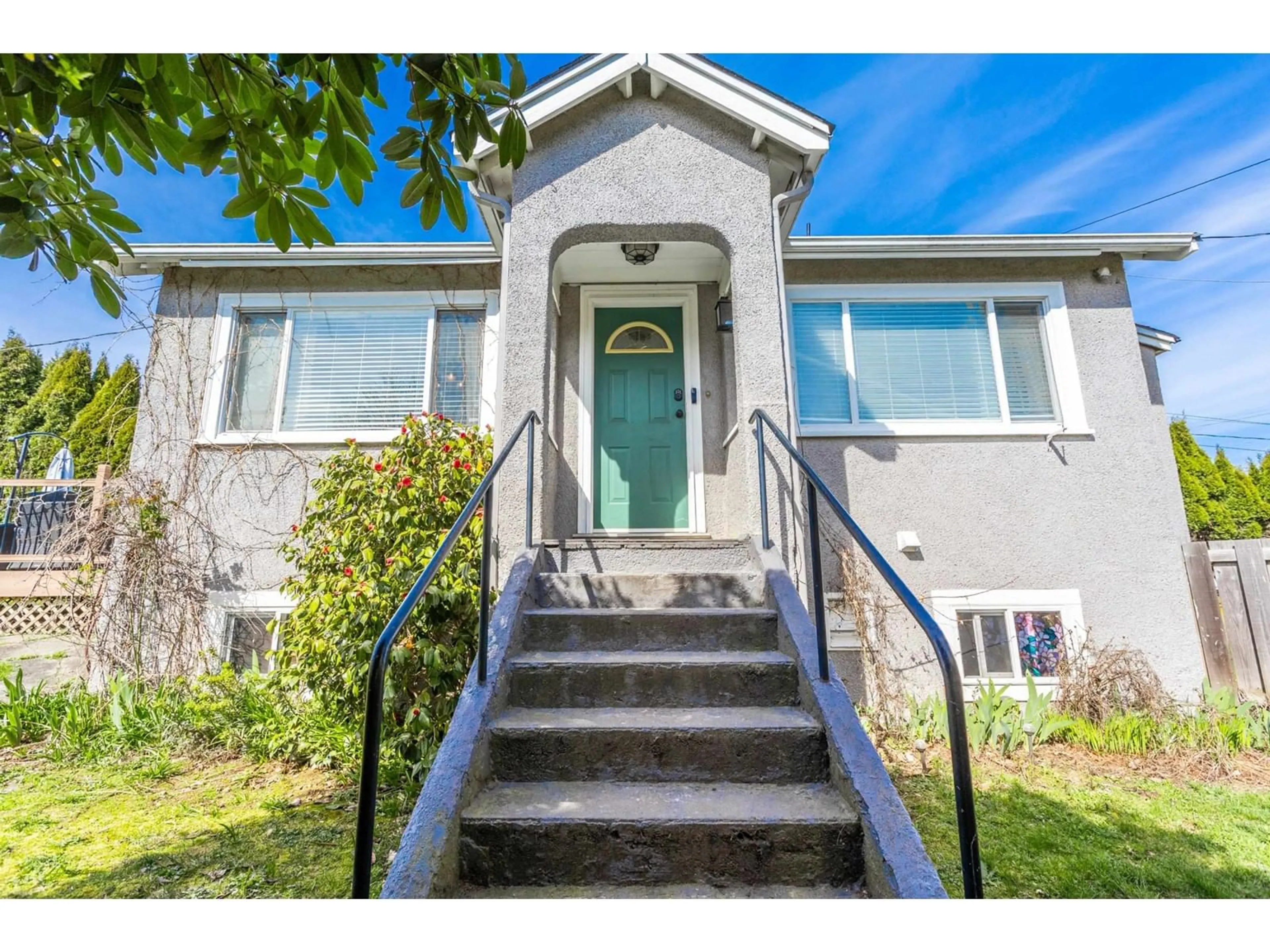 Home with vinyl exterior material, street for 33479 FIFTH, Mission British Columbia V2V1X4