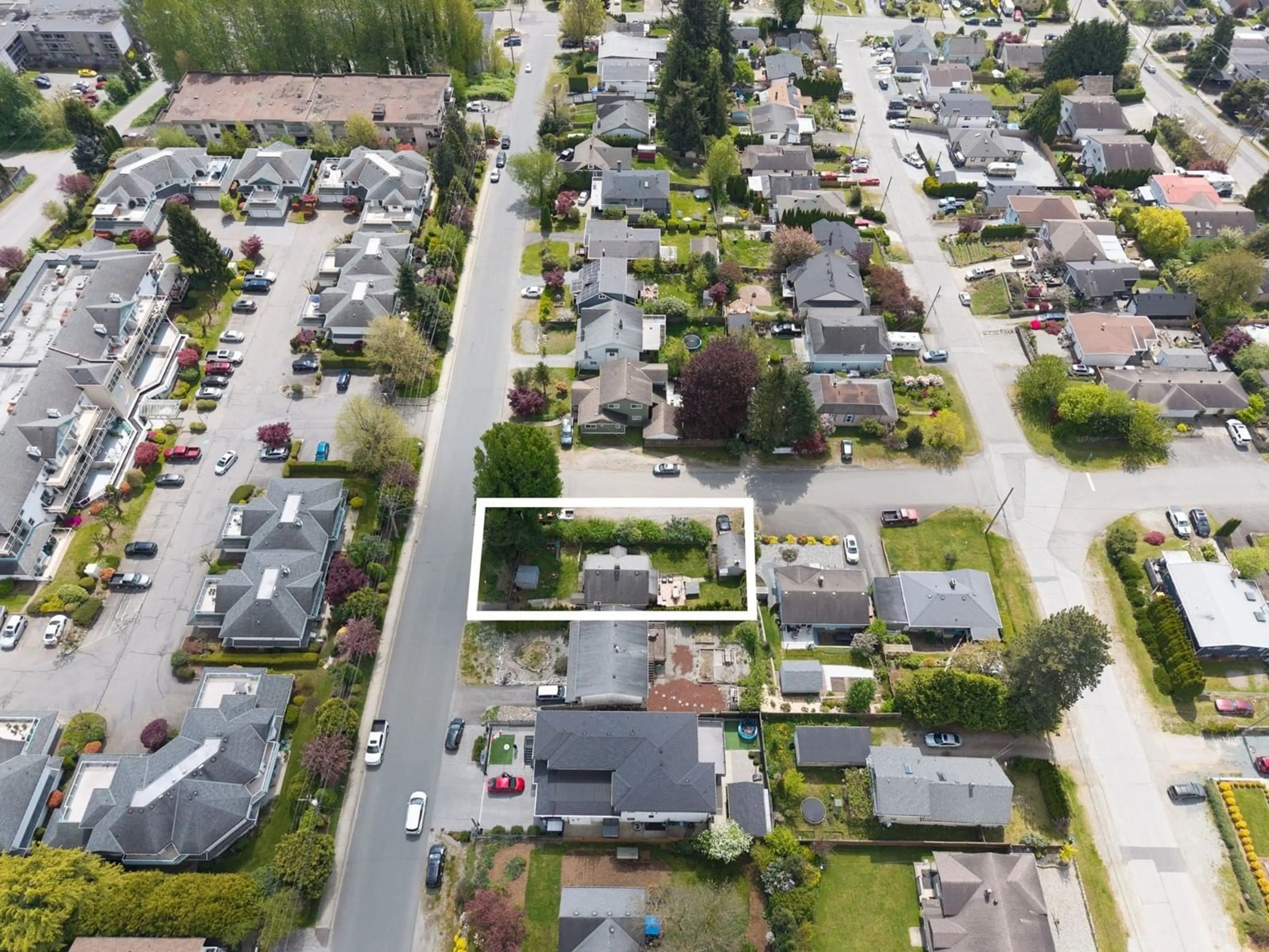 A pic from outside/outdoor area/front of a property/back of a property/a pic from drone, street for 33479 FIFTH, Mission British Columbia V2V1X4