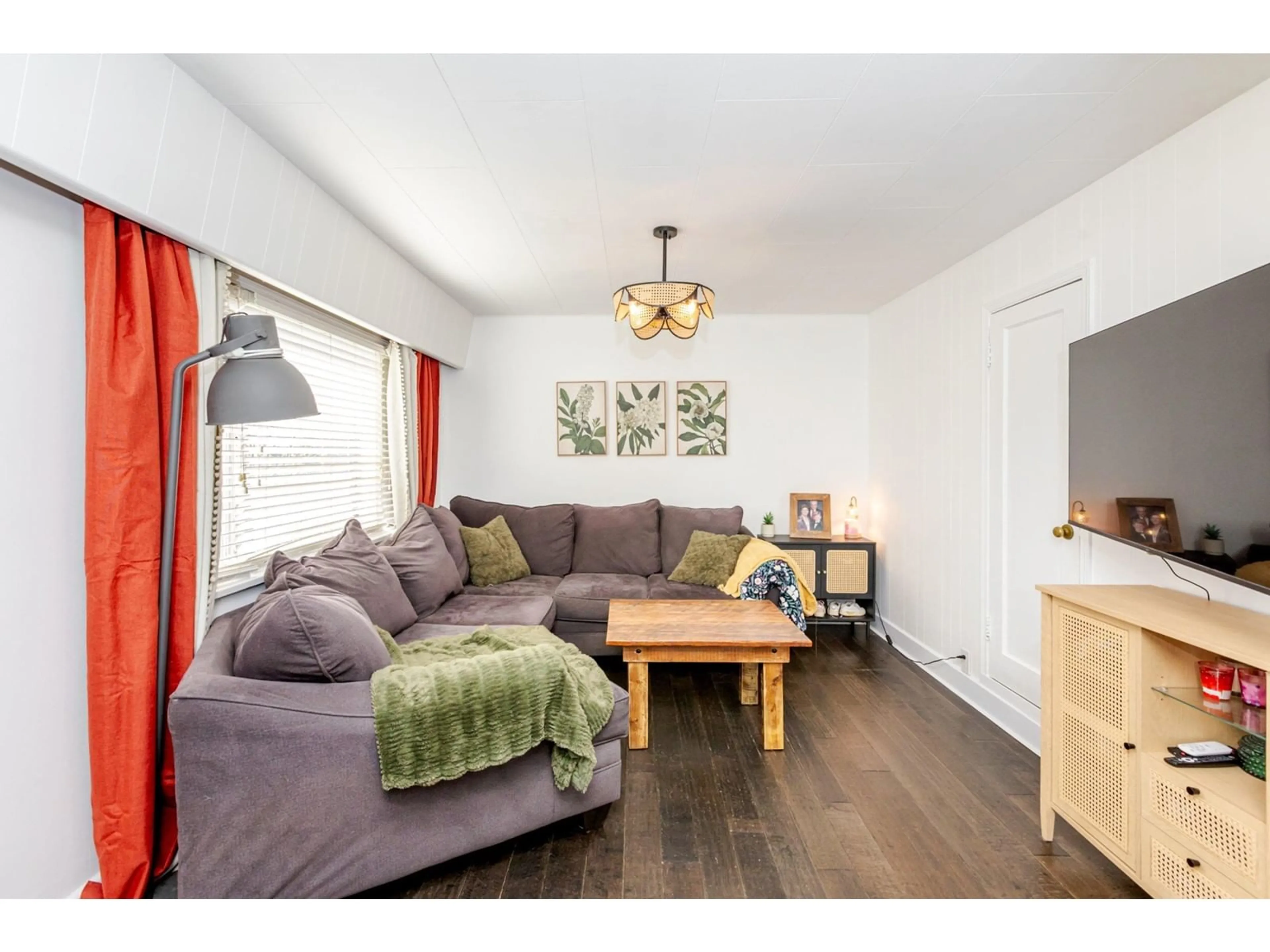 Living room with furniture, wood/laminate floor for 33479 FIFTH, Mission British Columbia V2V1X4