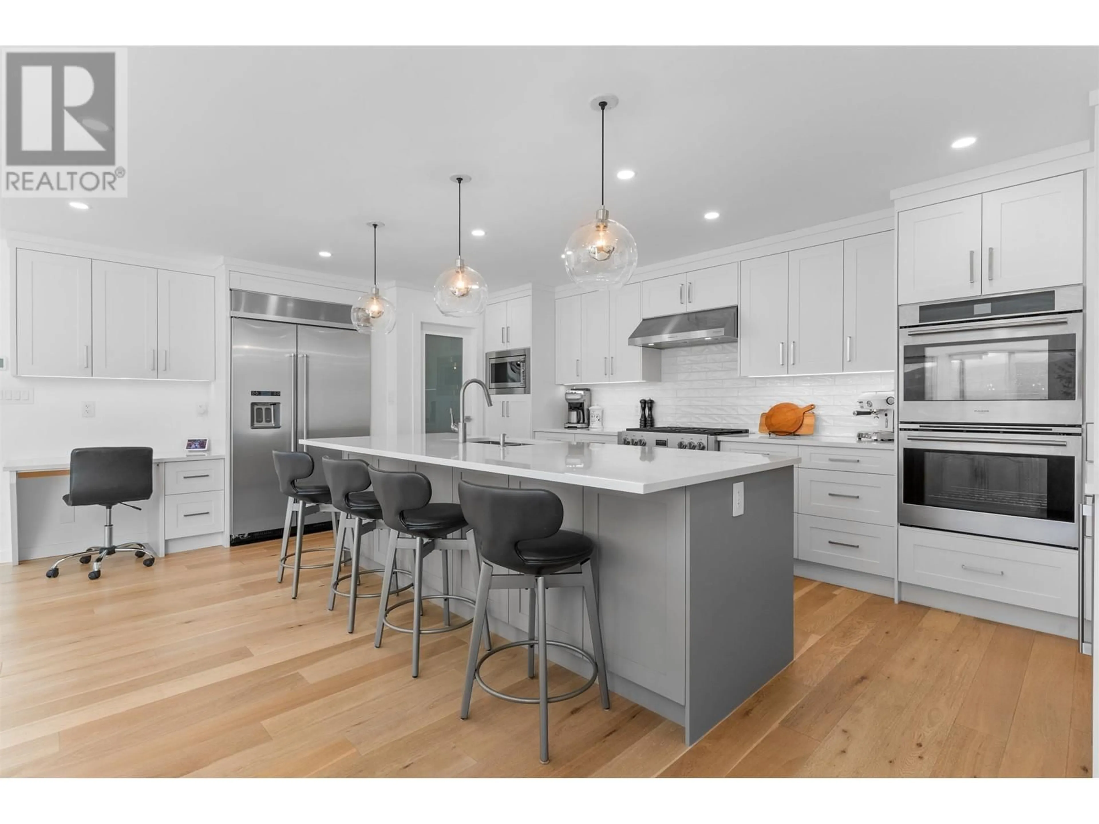 Open concept kitchen, wood/laminate floor for 2387 CALEDONIA AVENUE, North Vancouver British Columbia V7G1T8