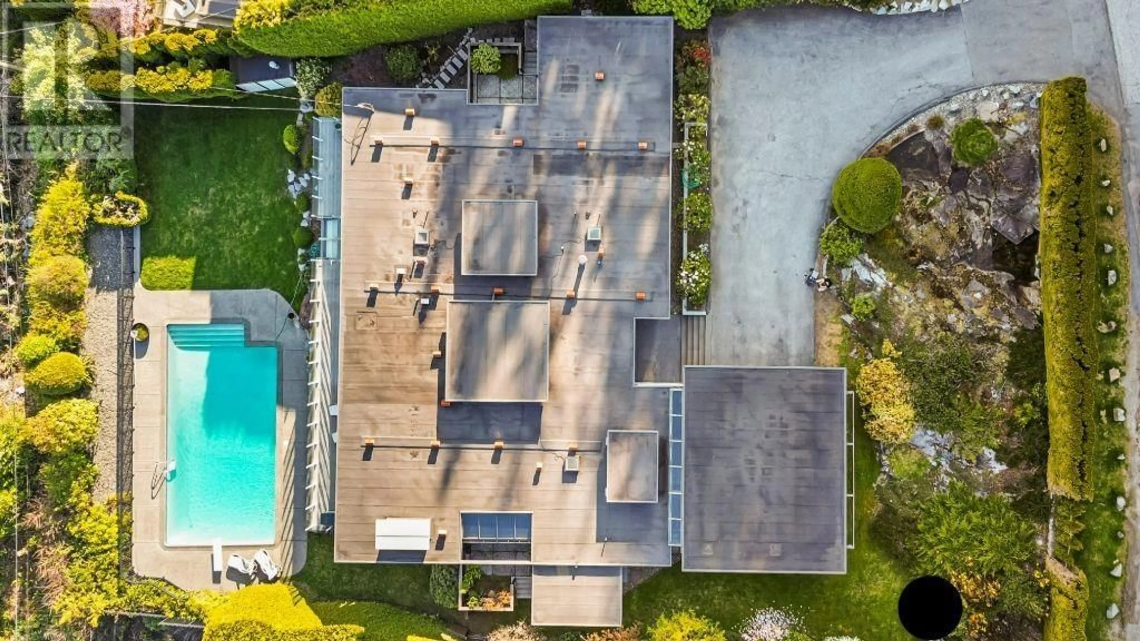 A pic from outside/outdoor area/front of a property/back of a property/a pic from drone, building for 1132 CRESTLINE ROAD, West Vancouver British Columbia V7S2E4