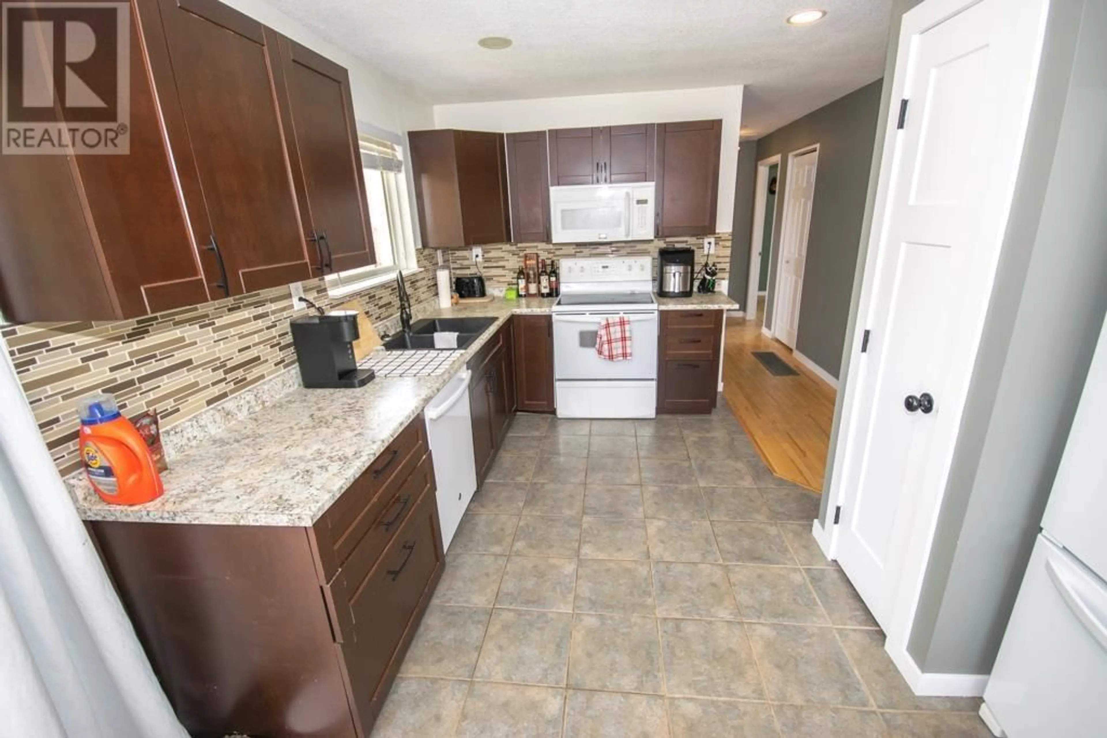 Standard kitchen, ceramic/tile floor for 1995 BIRCH AVENUE, Quesnel British Columbia V2J3Y3