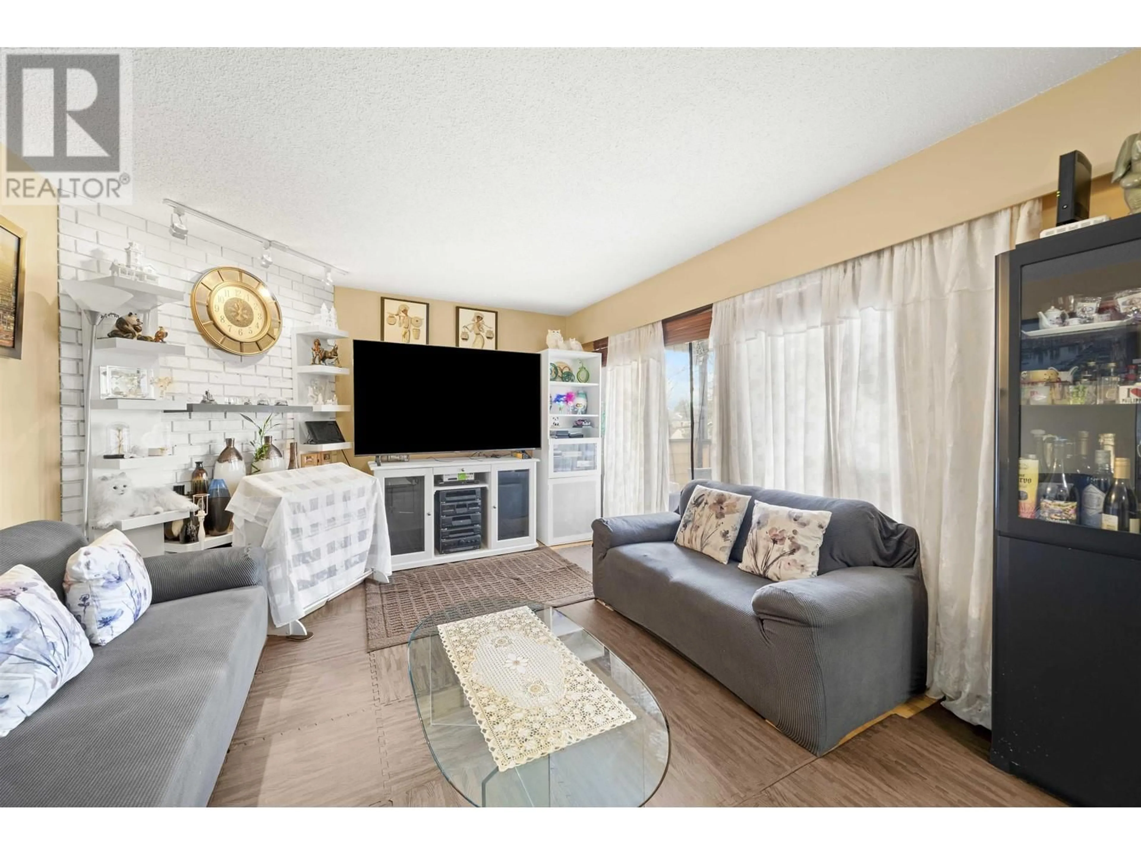 Living room with furniture, unknown for 312 - 2277 30TH AVENUE, Vancouver British Columbia V5N5N1