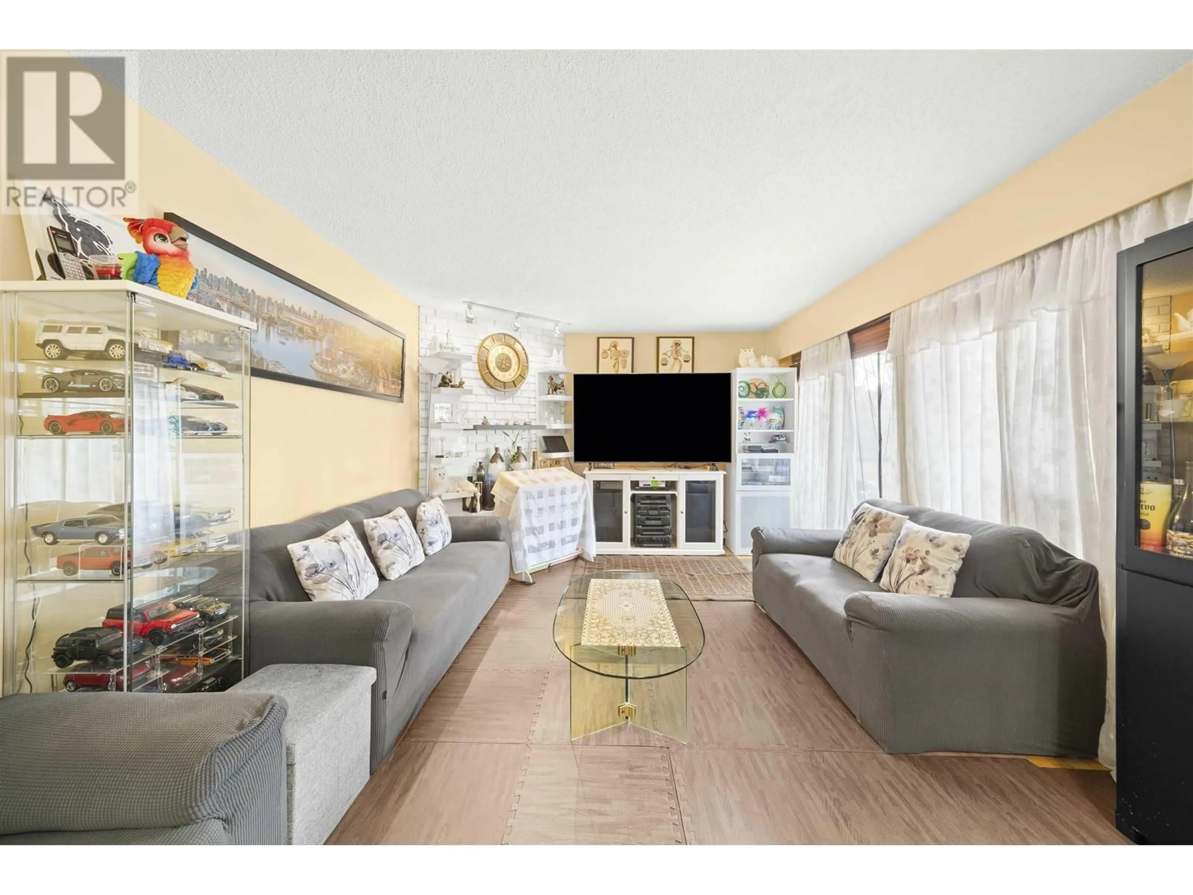 Living room with furniture, wood/laminate floor for 312 - 2277 30TH AVENUE, Vancouver British Columbia V5N5N1