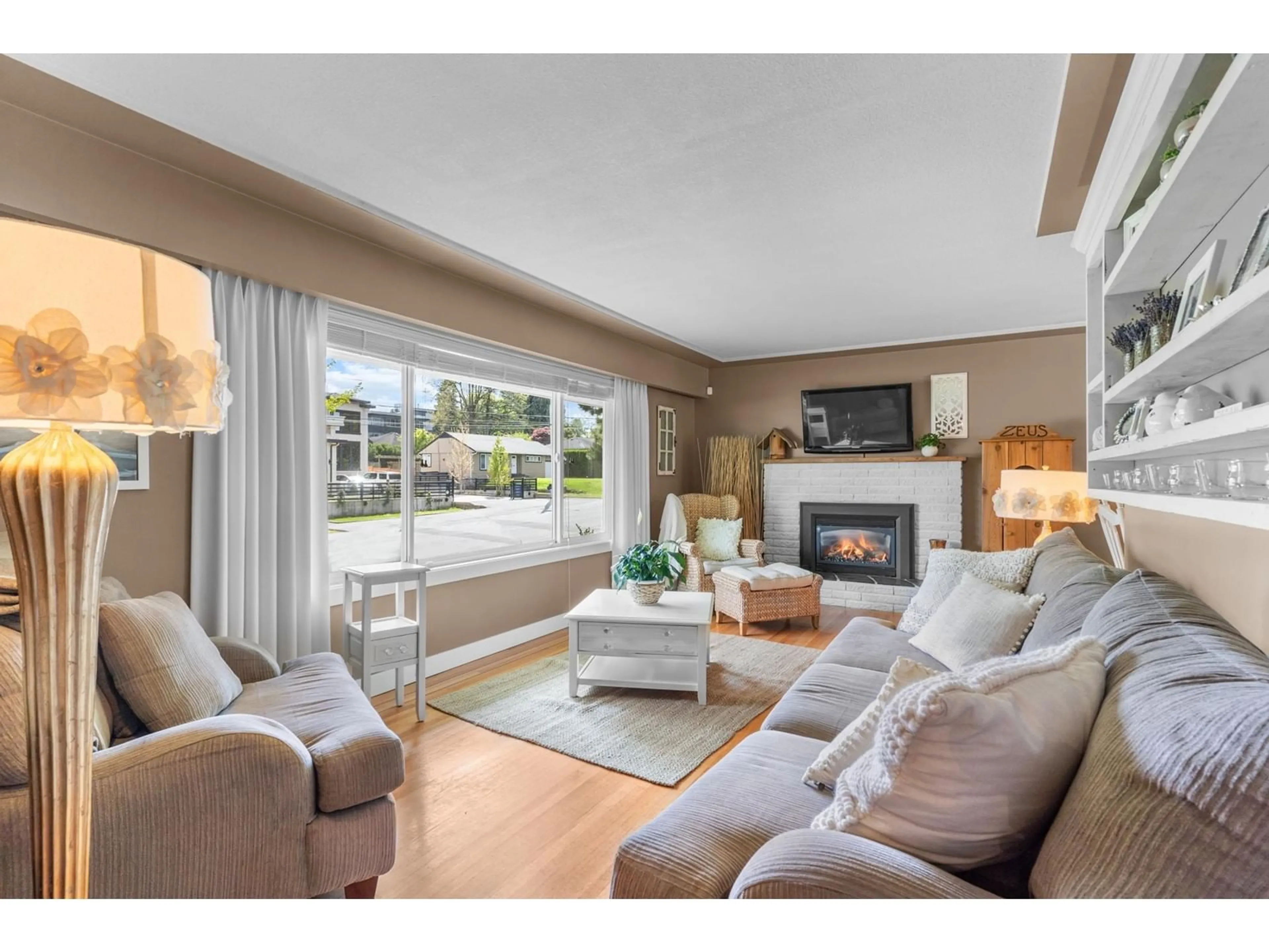 Living room with furniture, wood/laminate floor for 33699 LINCOLN, Abbotsford British Columbia V2S1S1