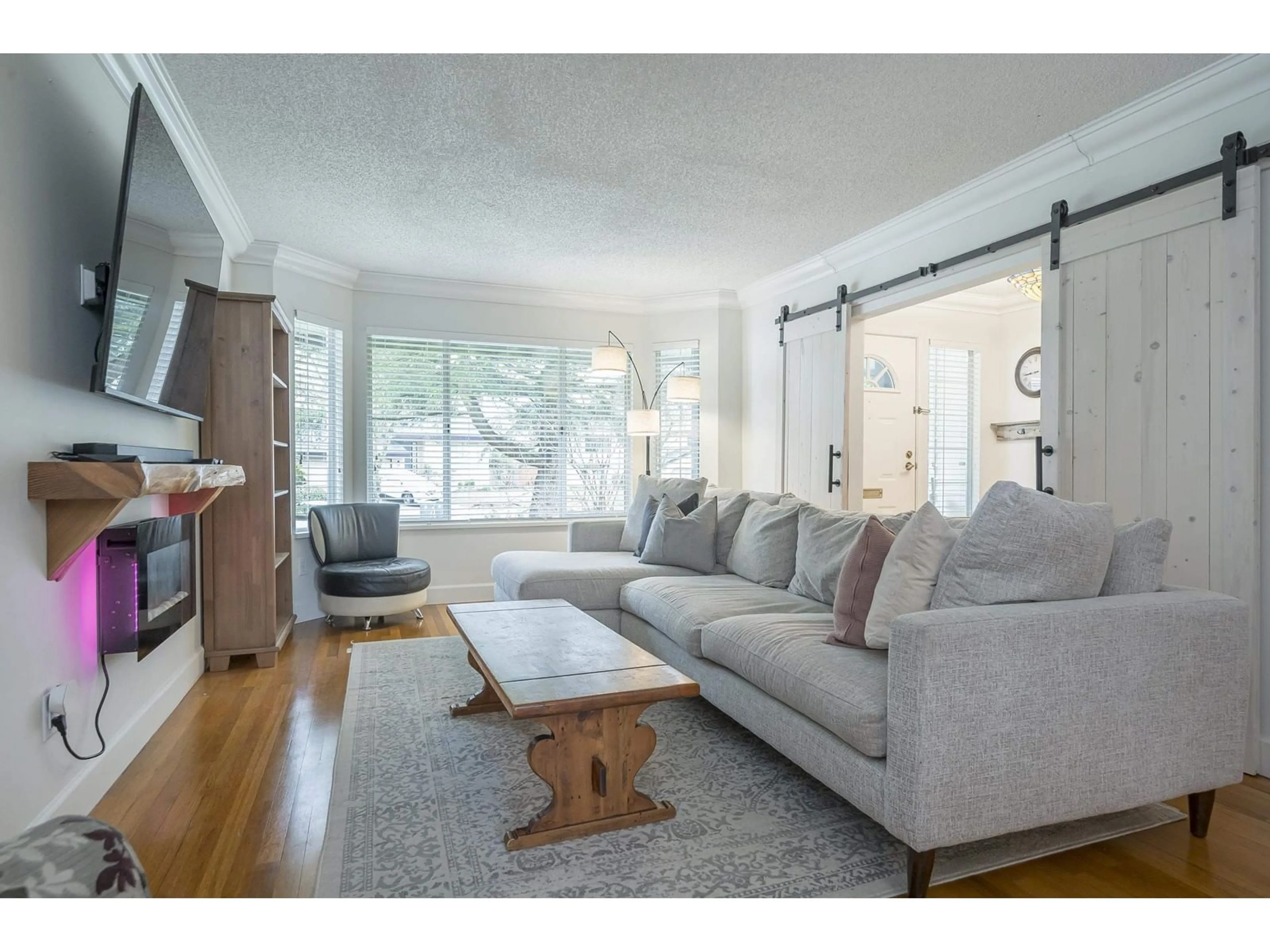 Living room with furniture, wood/laminate floor for 14904 95A, Surrey British Columbia V3R7T6