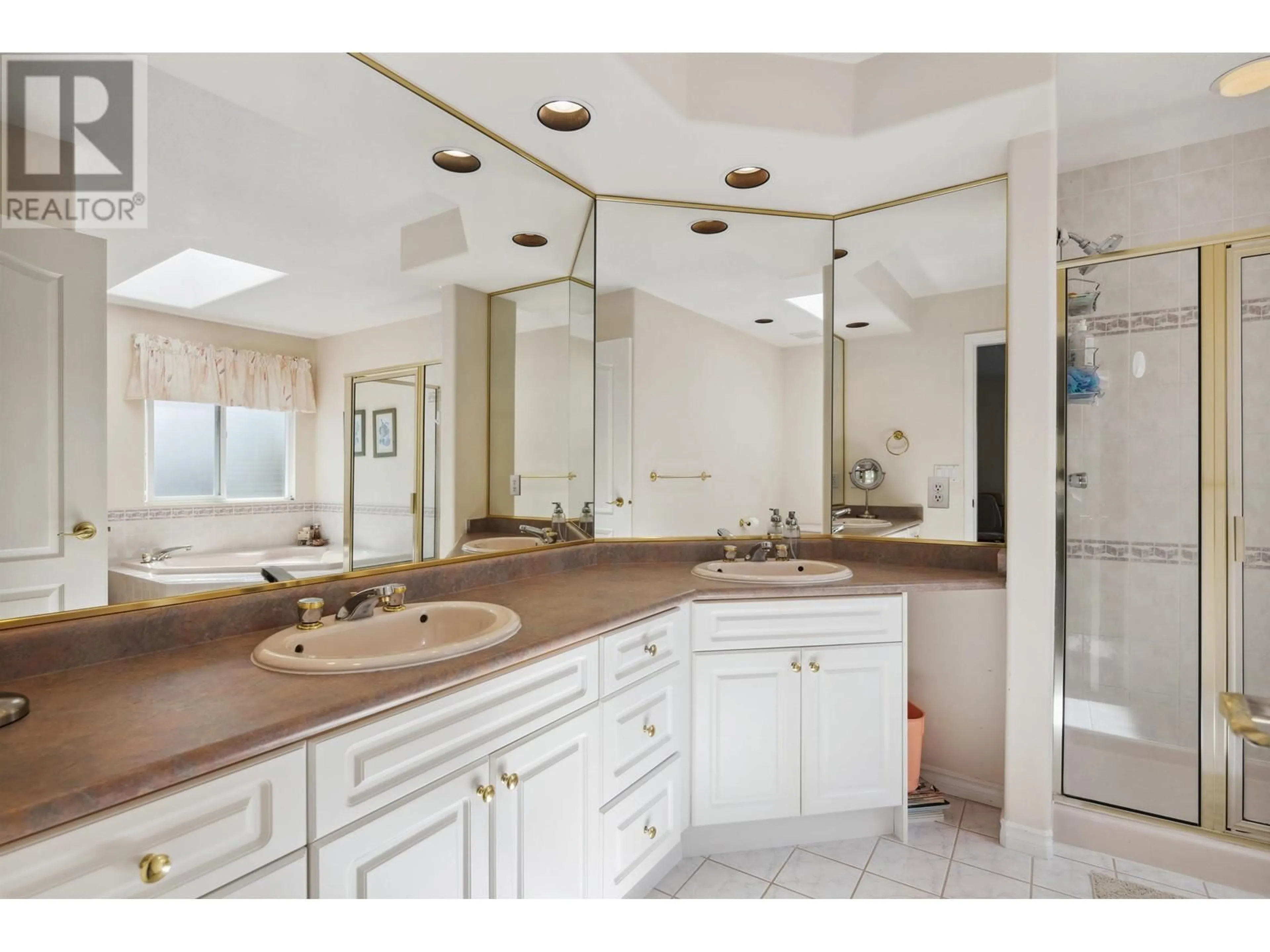 Contemporary bathroom, ceramic/tile floor for 2525 SAPPHIRE PLACE, Coquitlam British Columbia V3E2Z1