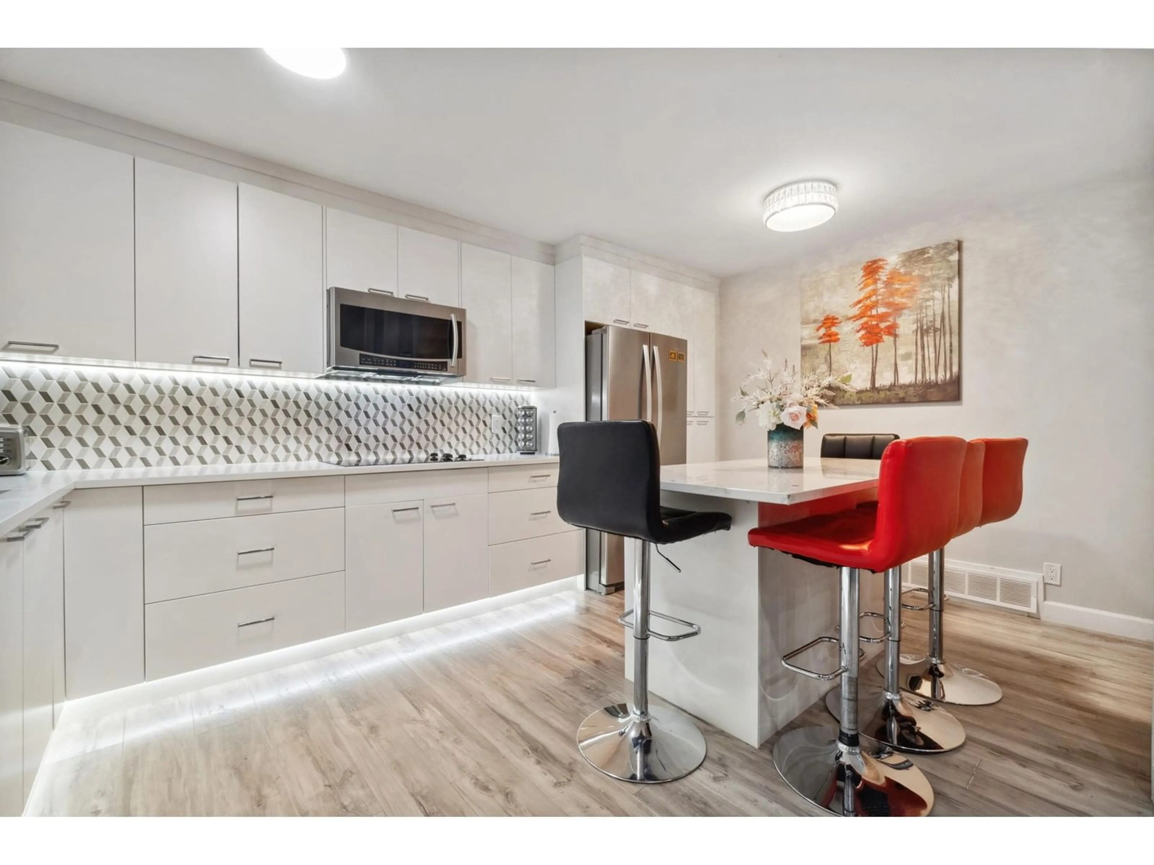 Open concept kitchen, ceramic/tile floor for 7294 129B, Surrey British Columbia V3W6Z8