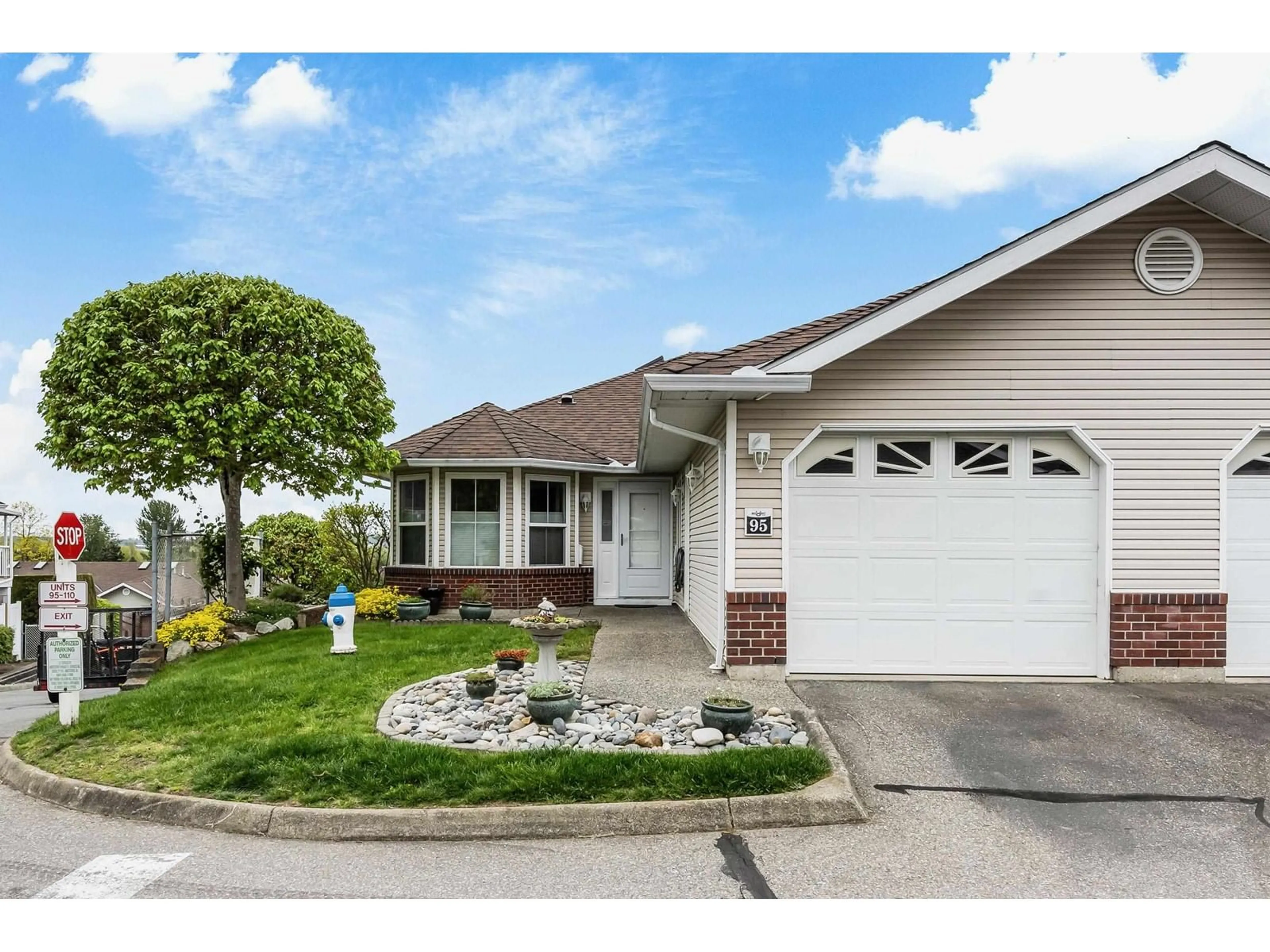 Home with vinyl exterior material, street for 95 - 1973 WINFIELD, Abbotsford British Columbia V3G1K6