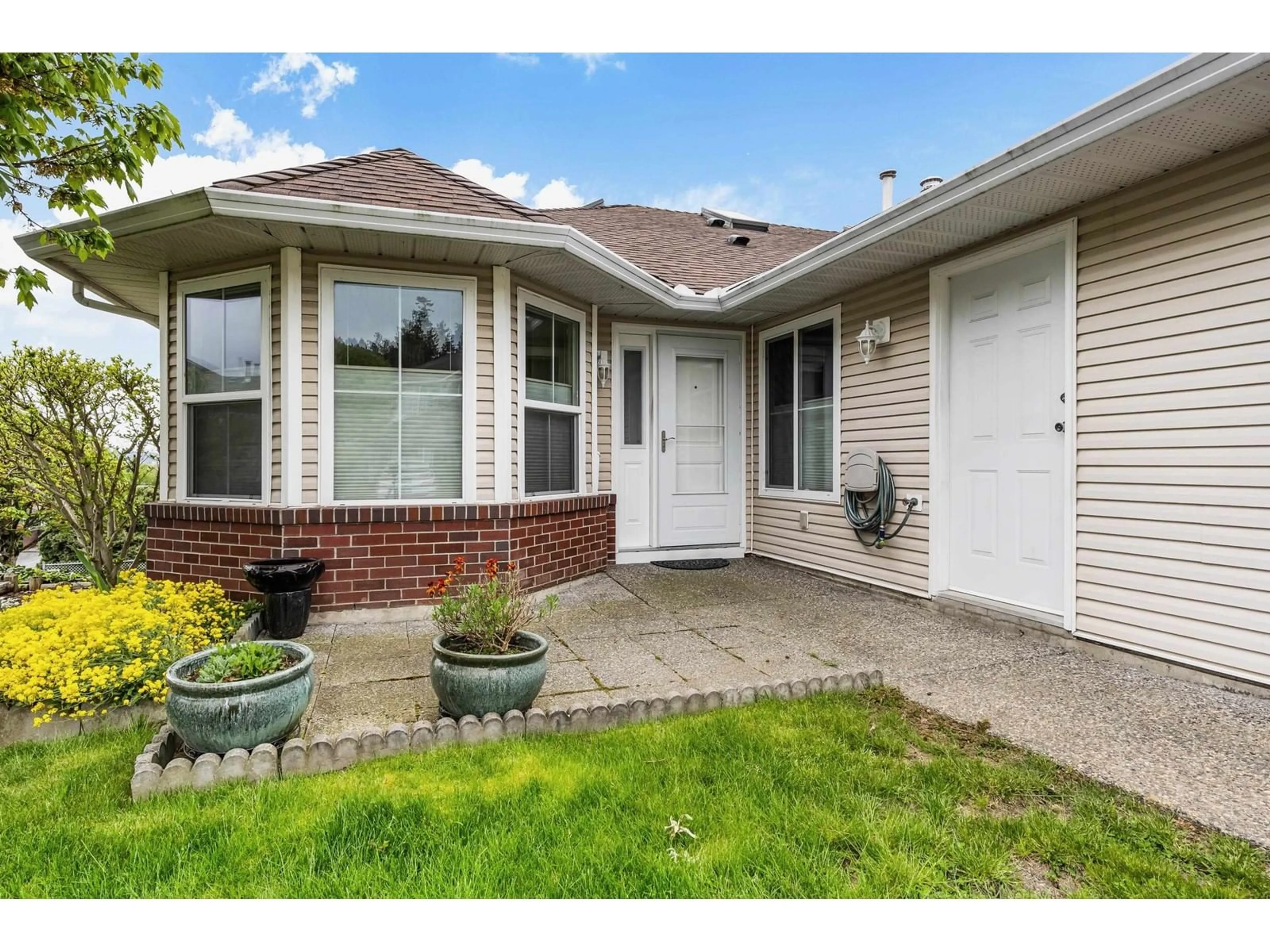 Home with vinyl exterior material, street for 95 - 1973 WINFIELD, Abbotsford British Columbia V3G1K6