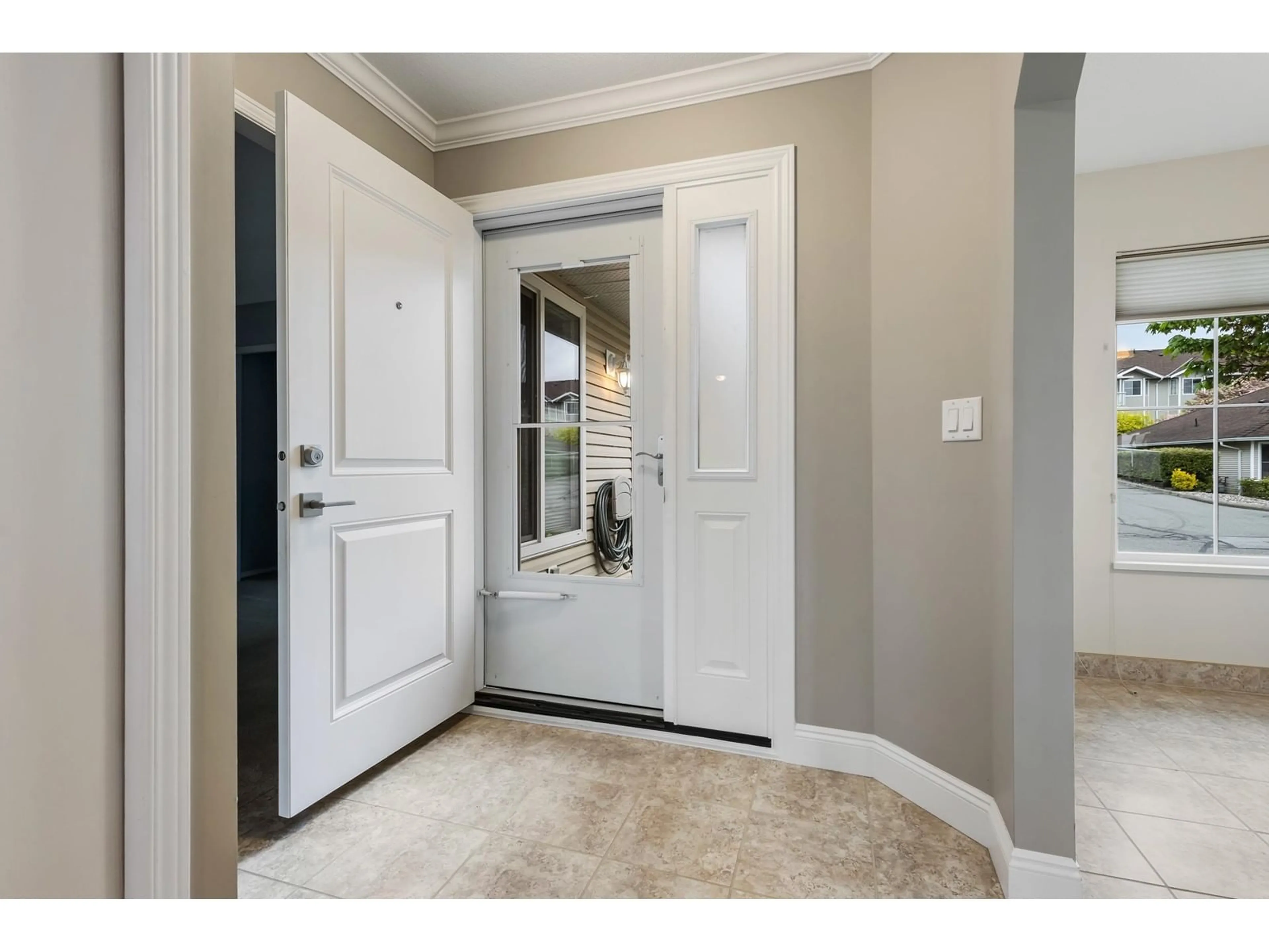 Indoor entryway for 95 - 1973 WINFIELD, Abbotsford British Columbia V3G1K6