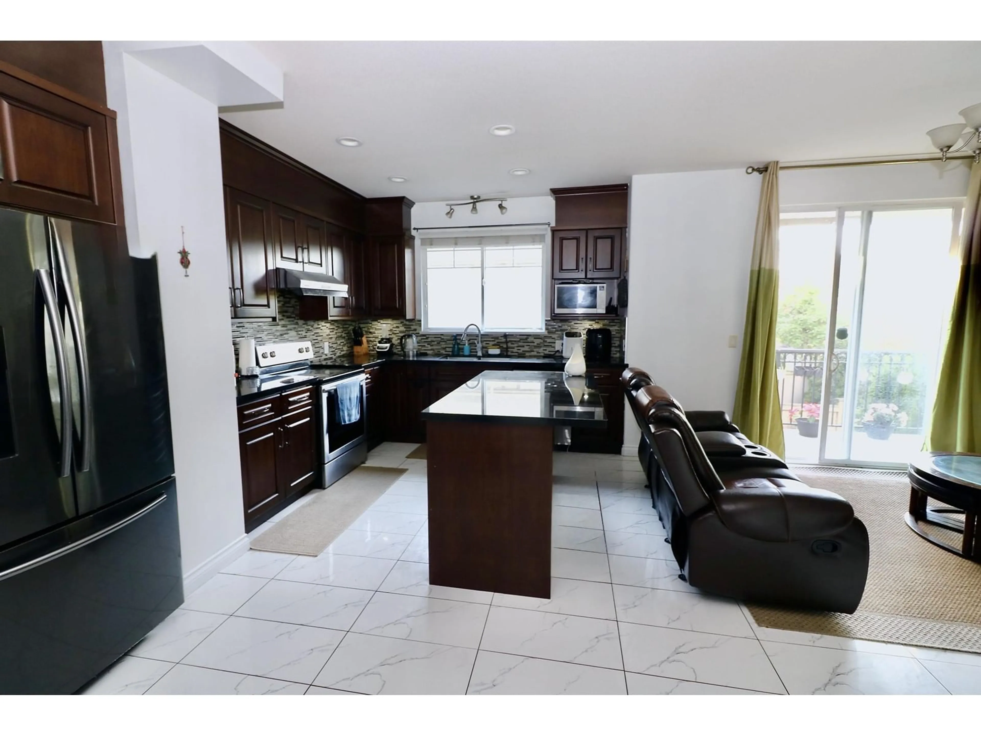 Open concept kitchen, ceramic/tile floor for 6 - 14453 72, Surrey British Columbia V3S2E6