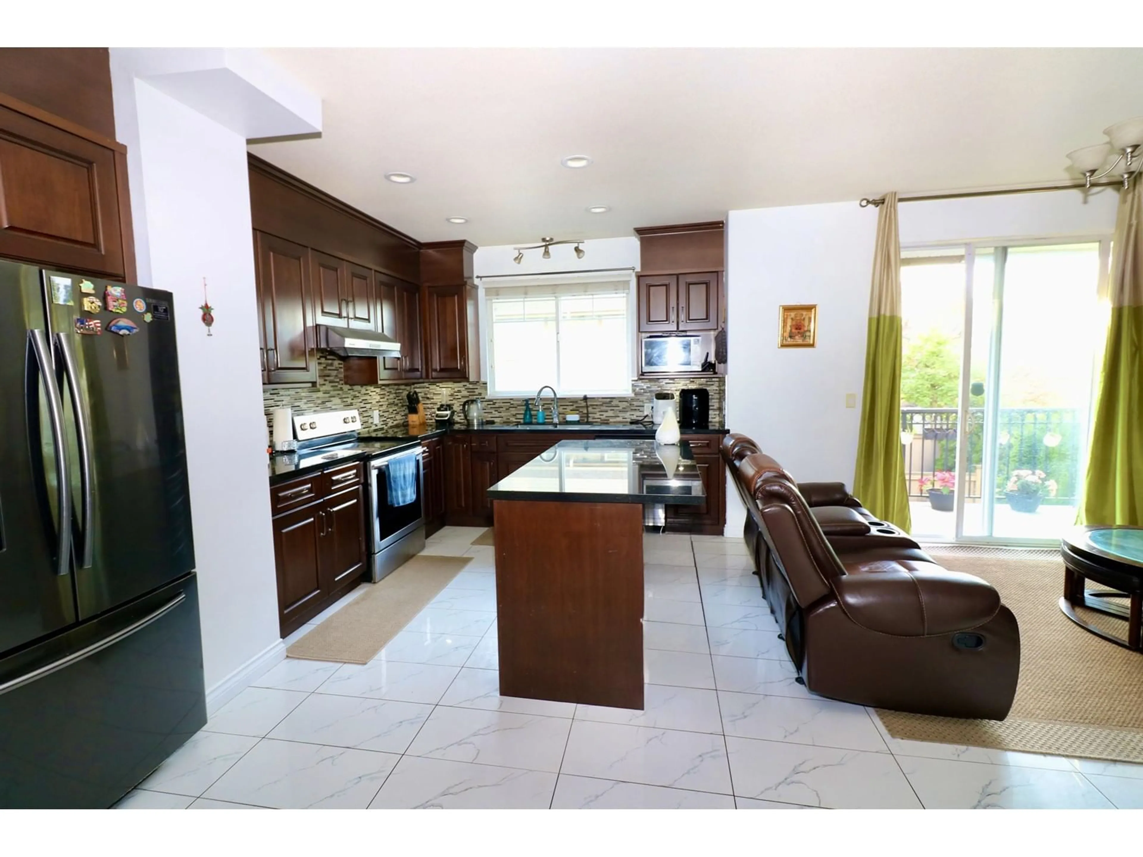 Open concept kitchen, ceramic/tile floor for 6 - 14453 72, Surrey British Columbia V3S2E6