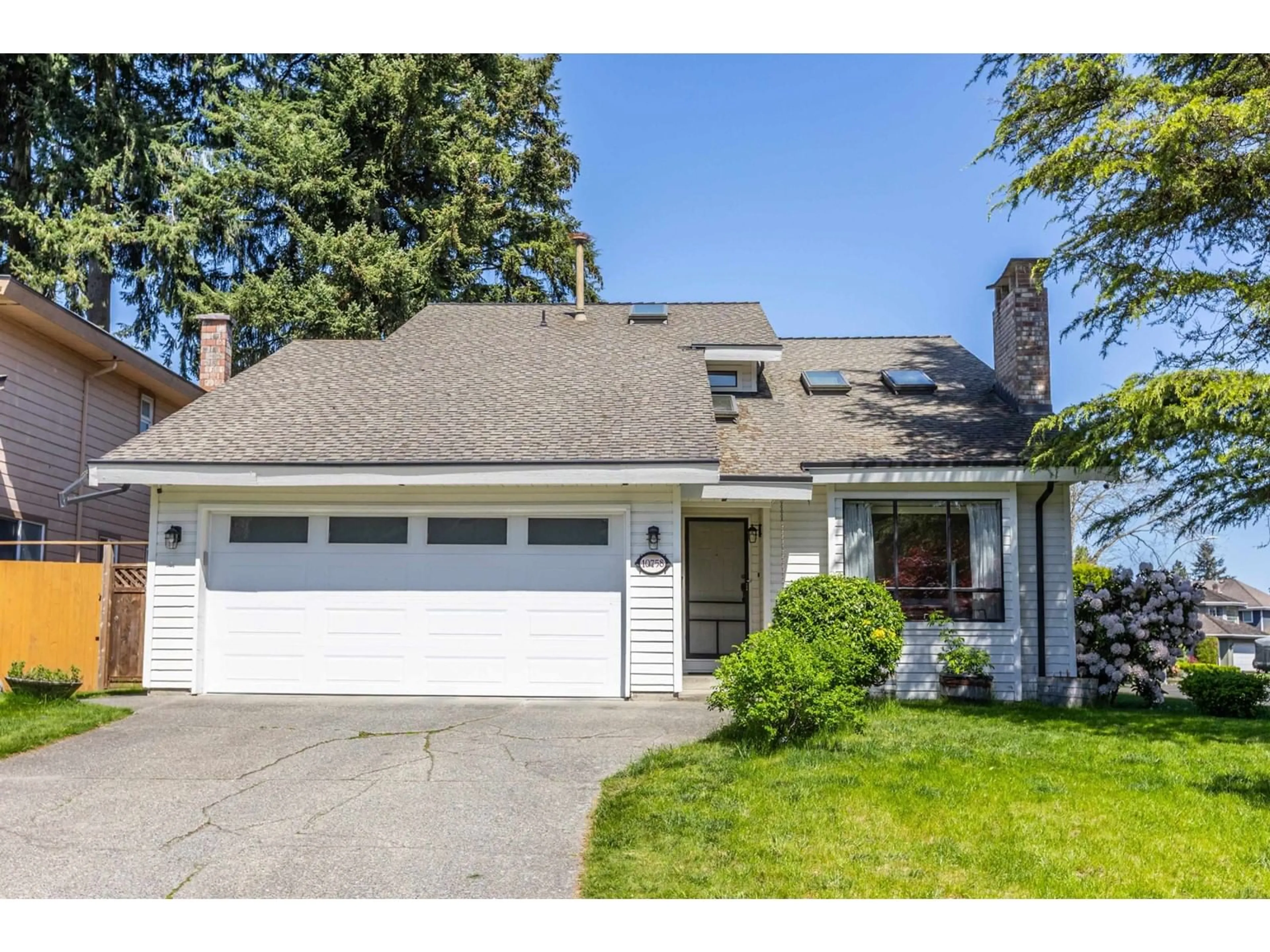 Home with vinyl exterior material, street for 10758 FRASERGLEN, Surrey British Columbia V4N1Y3