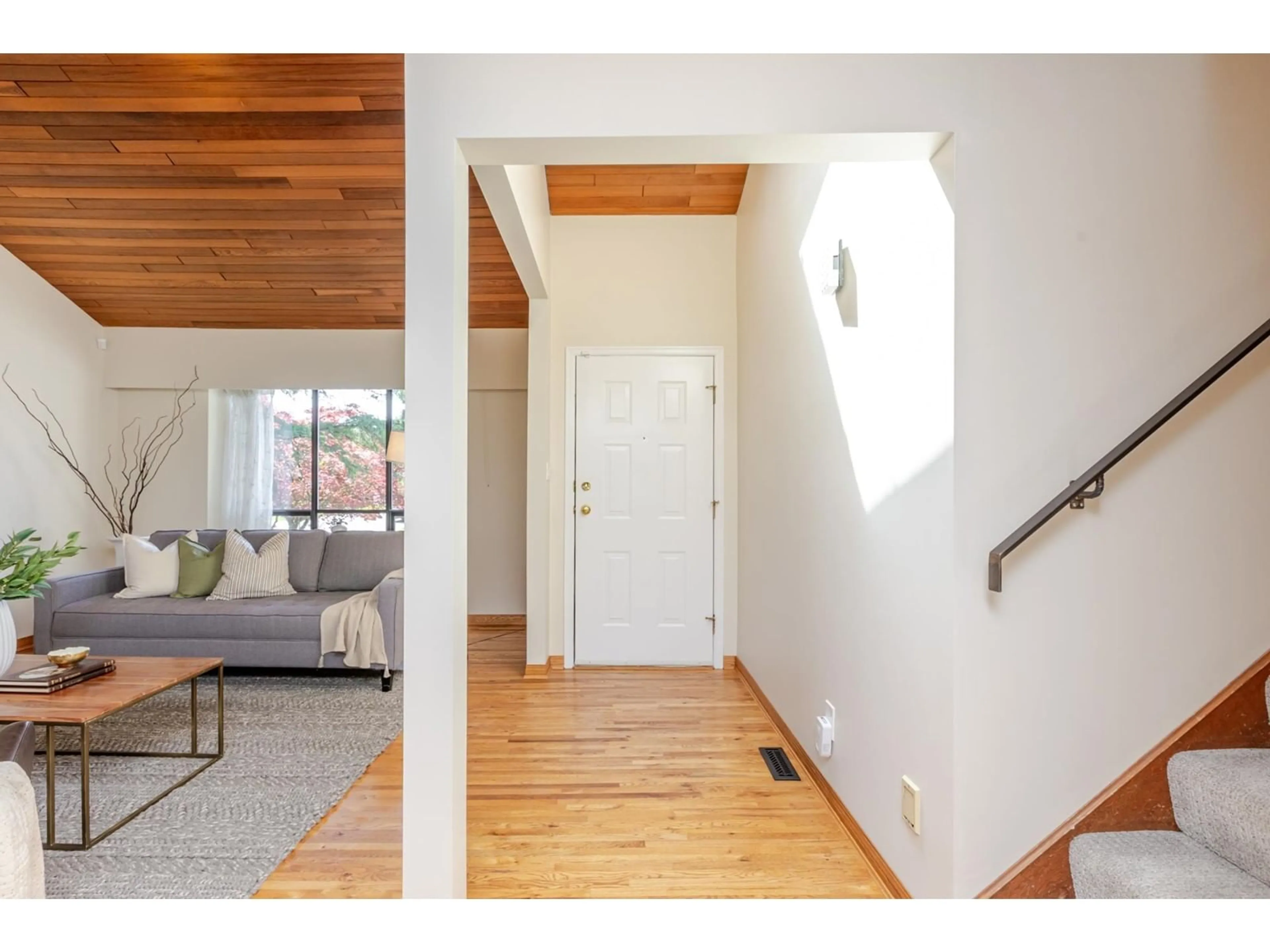 Indoor entryway for 10758 FRASERGLEN, Surrey British Columbia V4N1Y3