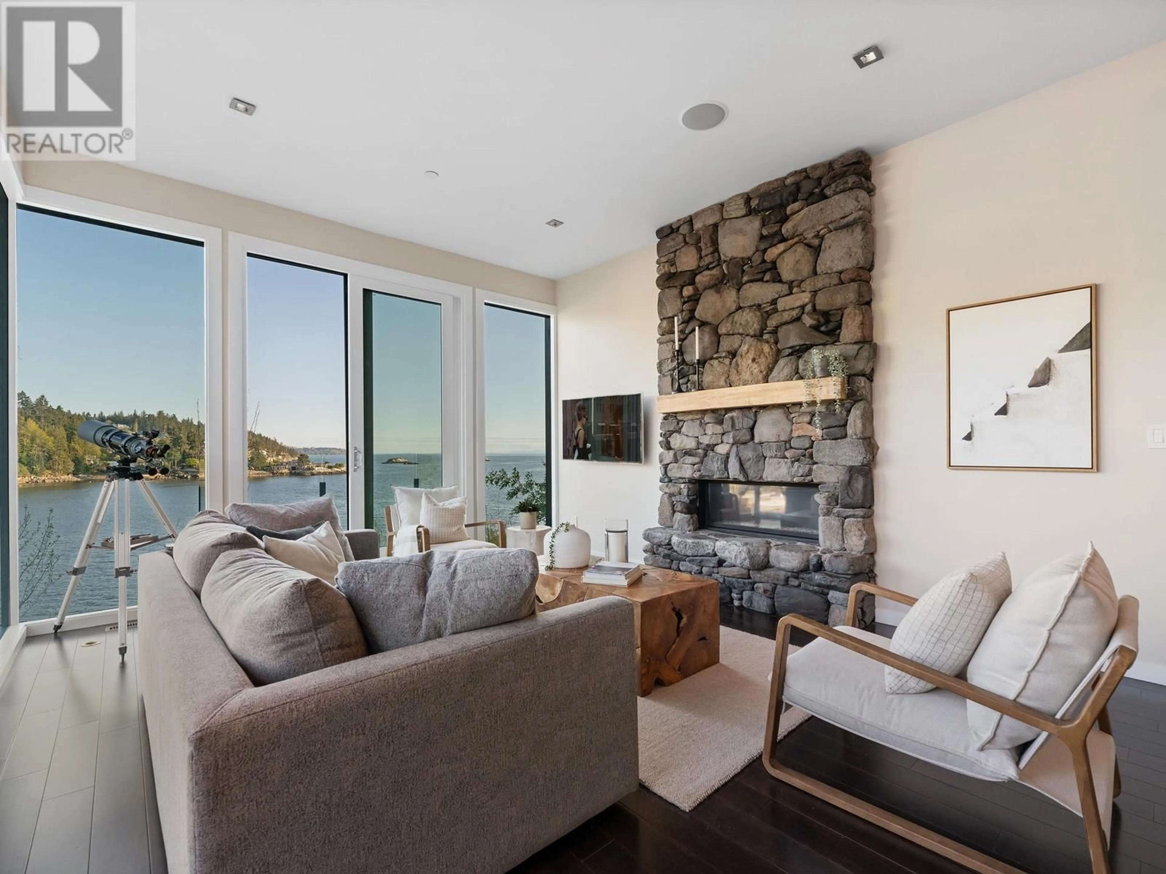 Living room with furniture, unknown for 5810 EAGLE ISLAND, West Vancouver British Columbia V7W1V5
