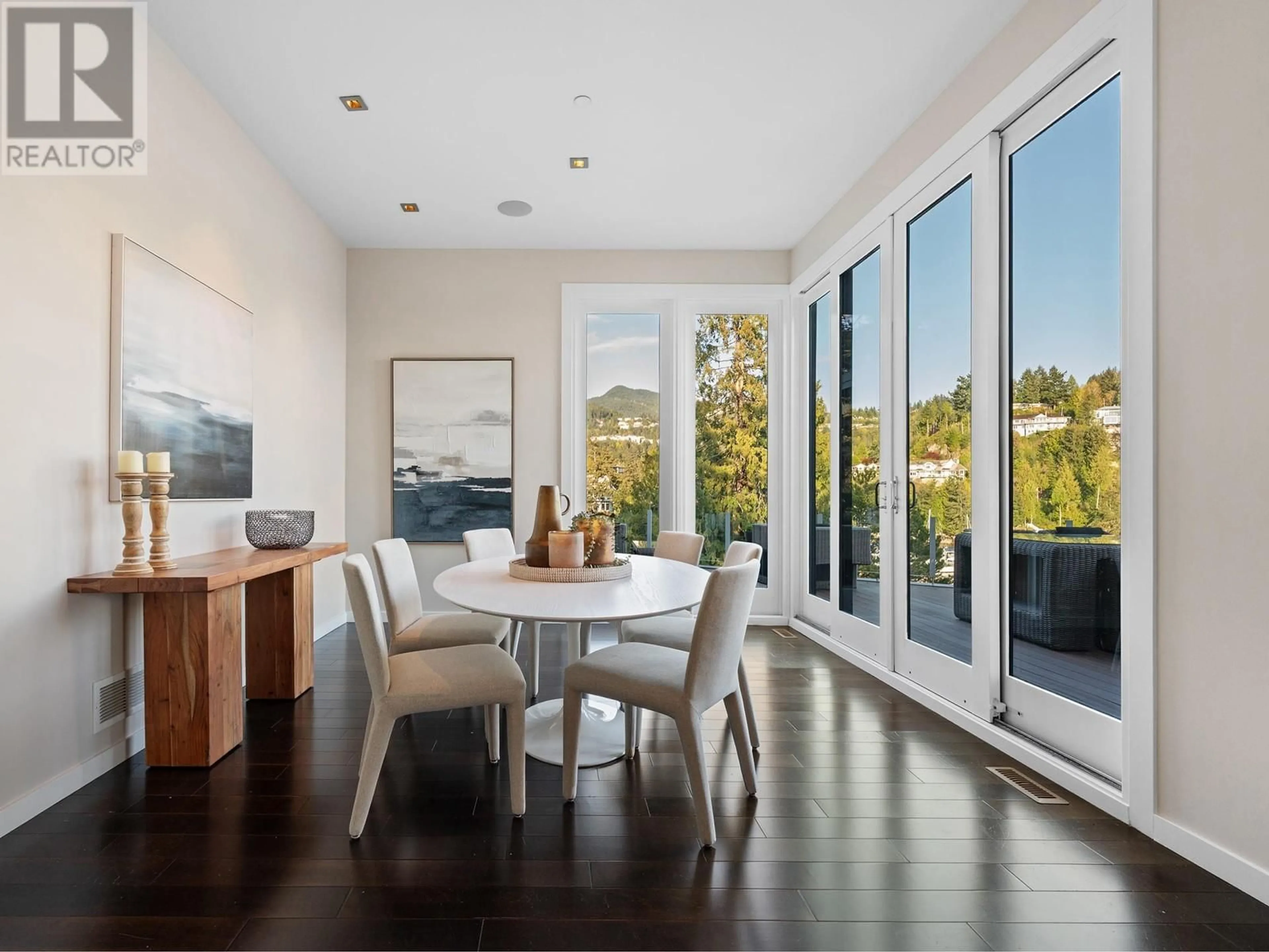 Dining room, wood/laminate floor for 5810 EAGLE ISLAND, West Vancouver British Columbia V7W1V5
