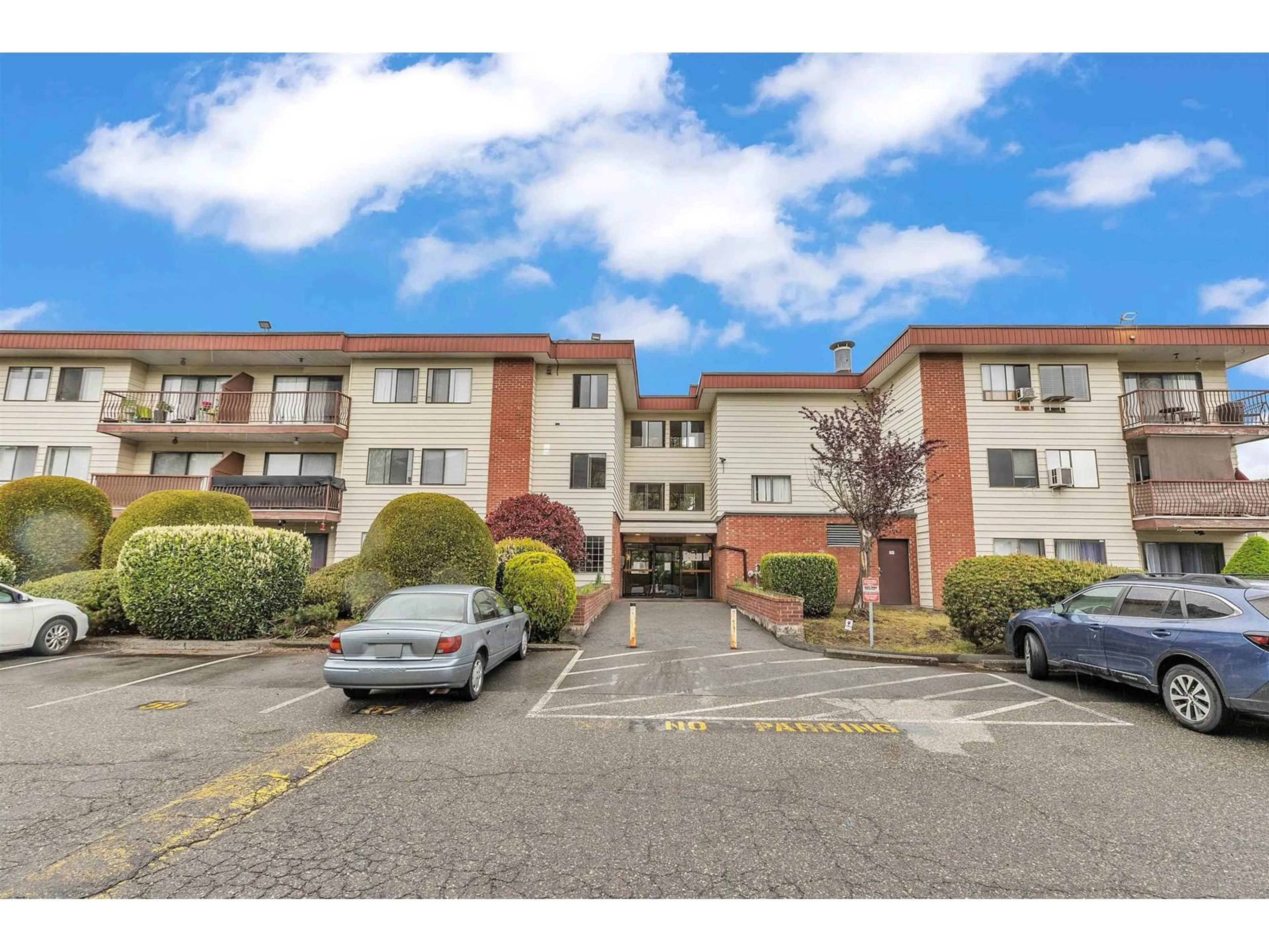 A pic from outside/outdoor area/front of a property/back of a property/a pic from drone, mountain view for 108 - 1909 SALTON, Abbotsford British Columbia V2S5B6