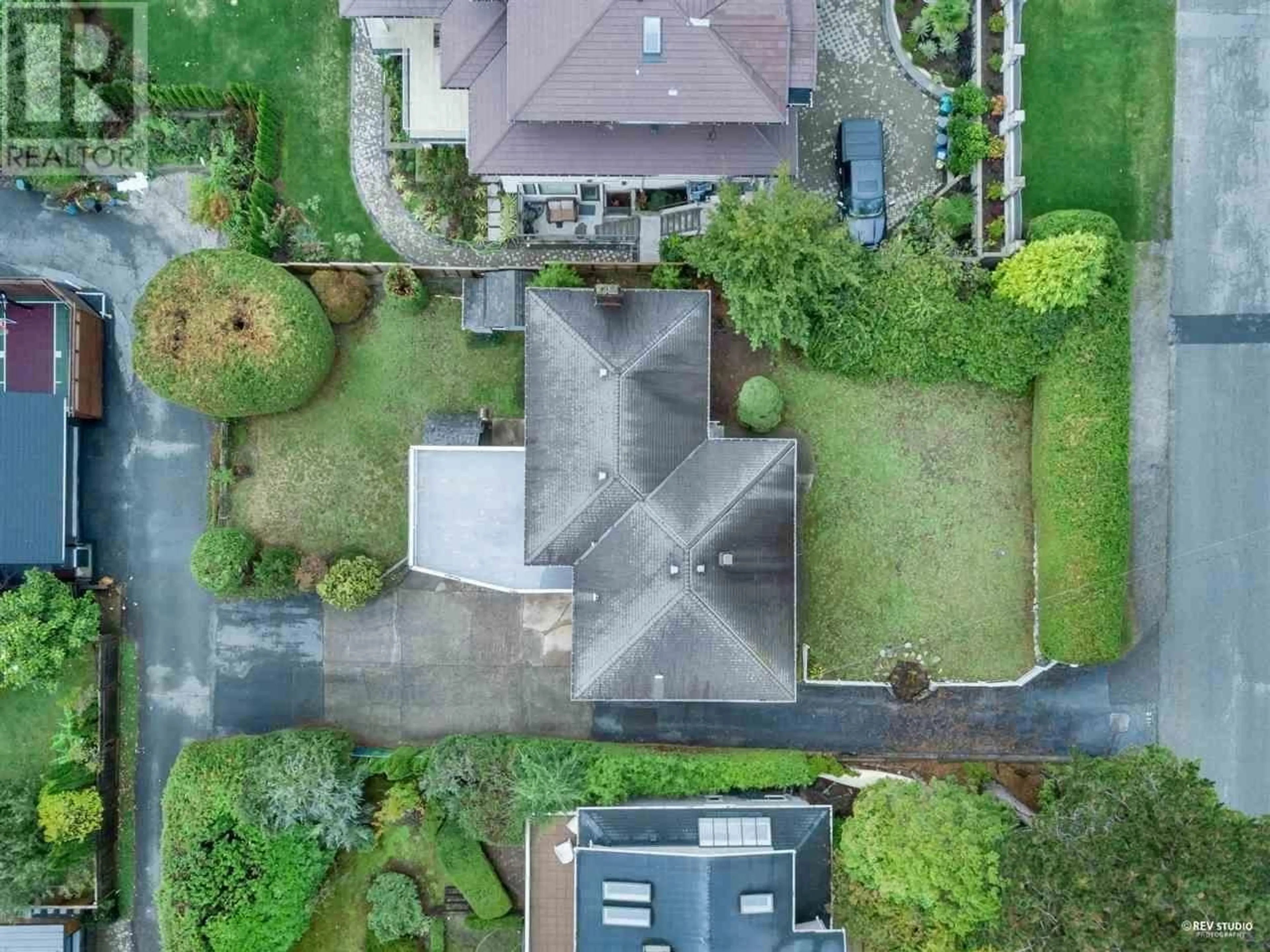 A pic from outside/outdoor area/front of a property/back of a property/a pic from drone, street for 1158 QUEENS AVENUE, West Vancouver British Columbia V7S2K2