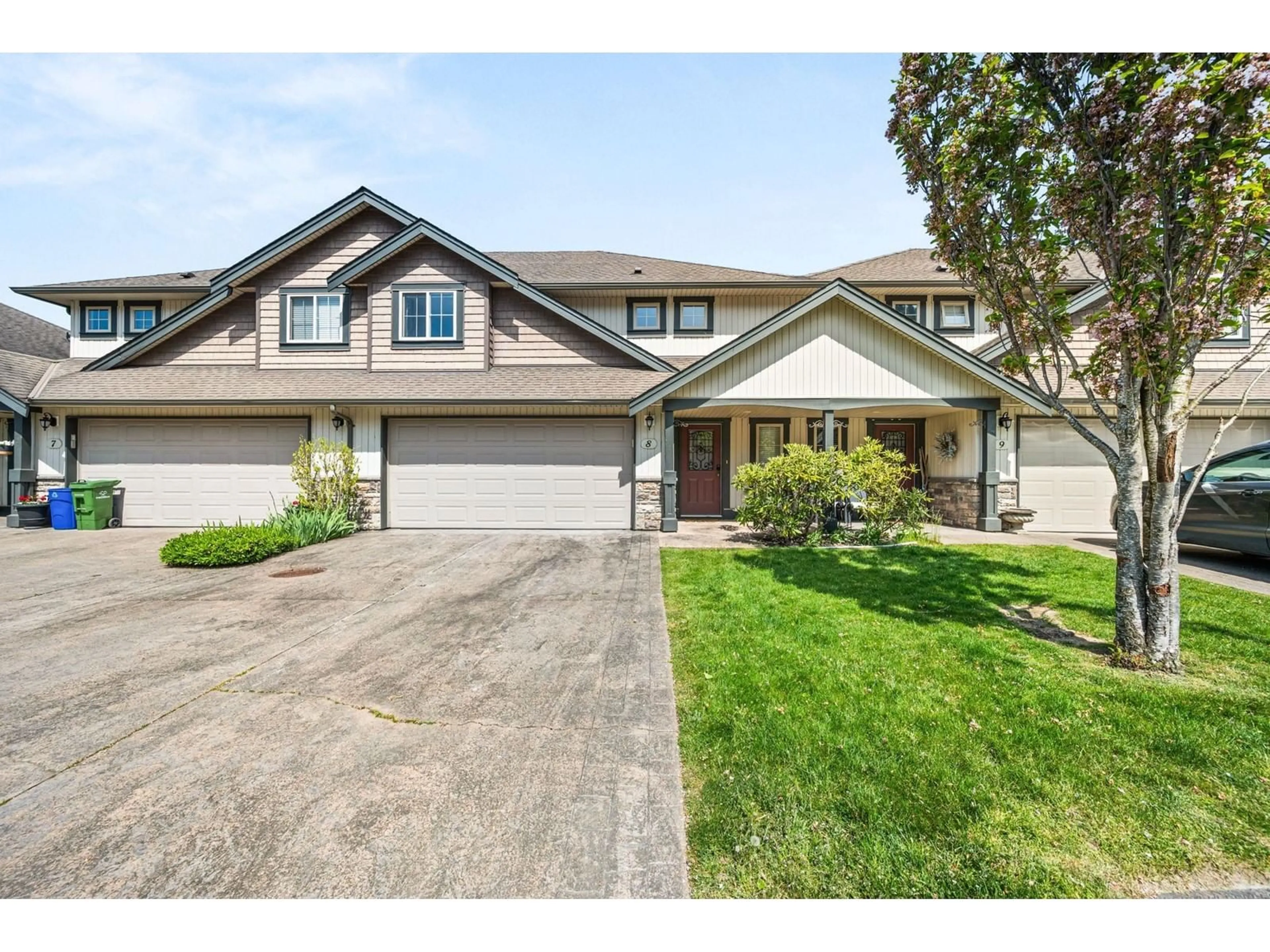 Home with vinyl exterior material, street for 8 - 44523 MCLAREN DRIVE, Chilliwack British Columbia V2R0C2