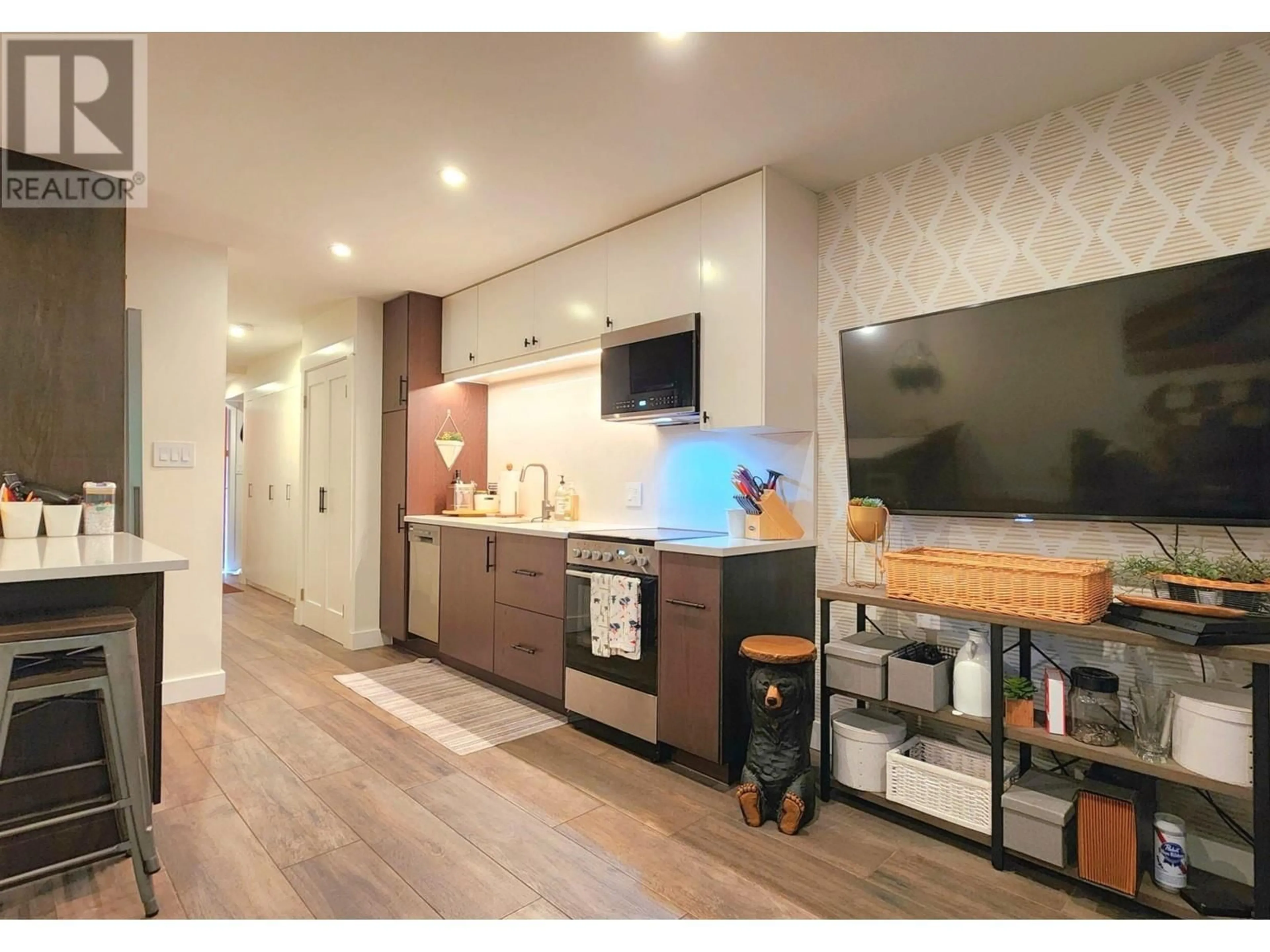 Open concept kitchen, wood/laminate floor for 124 - 3070 HILLCREST DRIVE, Whistler British Columbia V8E0V1