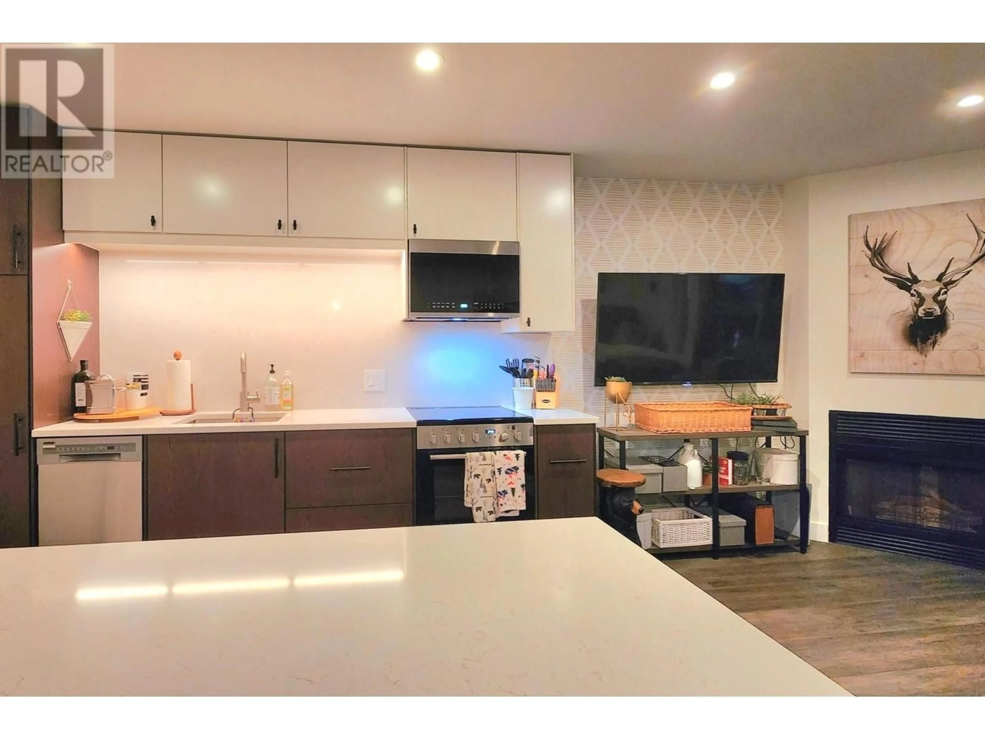 Open concept kitchen, unknown for 124 - 3070 HILLCREST DRIVE, Whistler British Columbia V8E0V1