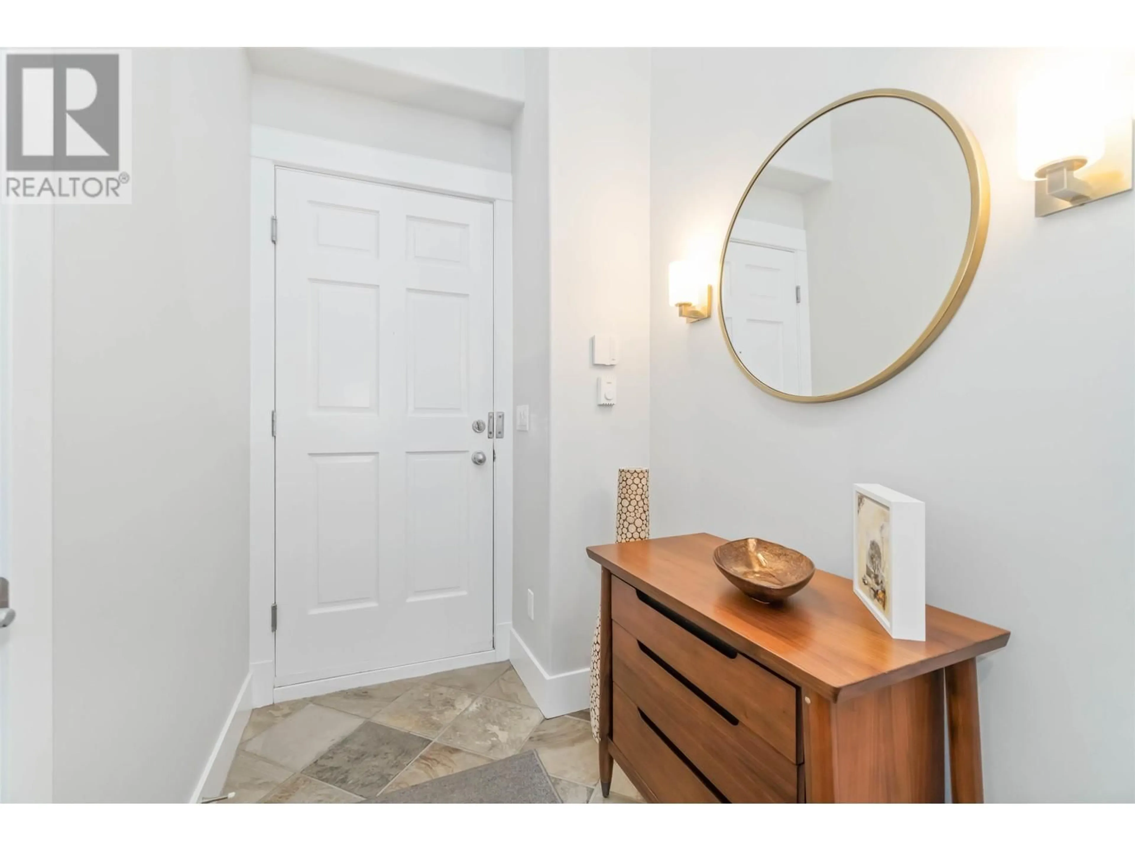 Indoor entryway for 145 15TH AVENUE, Vancouver British Columbia V5Y1X8
