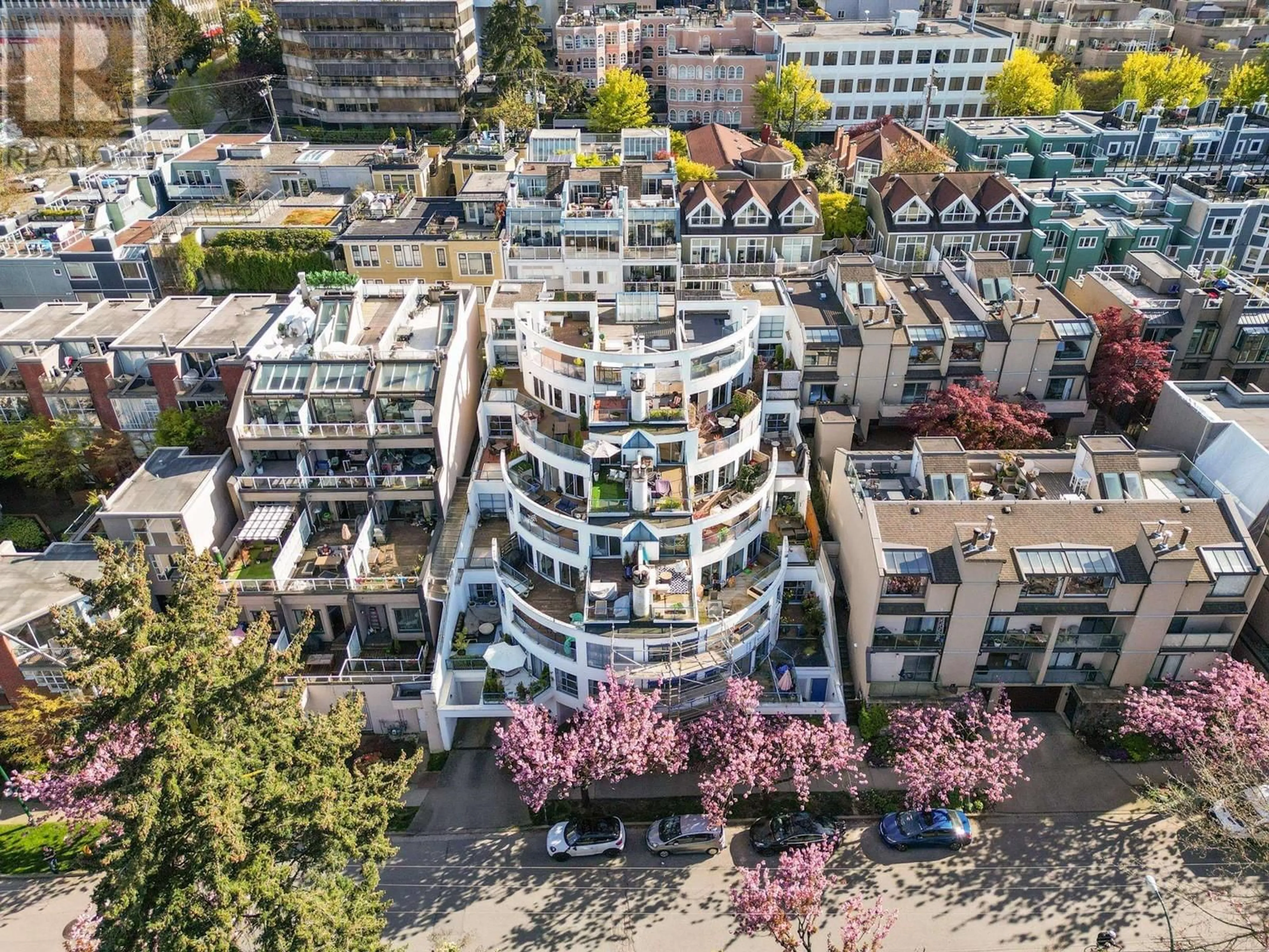 A pic from outside/outdoor area/front of a property/back of a property/a pic from drone, city buildings view from balcony for 10 - 1038 7TH AVENUE, Vancouver British Columbia V6H1B3