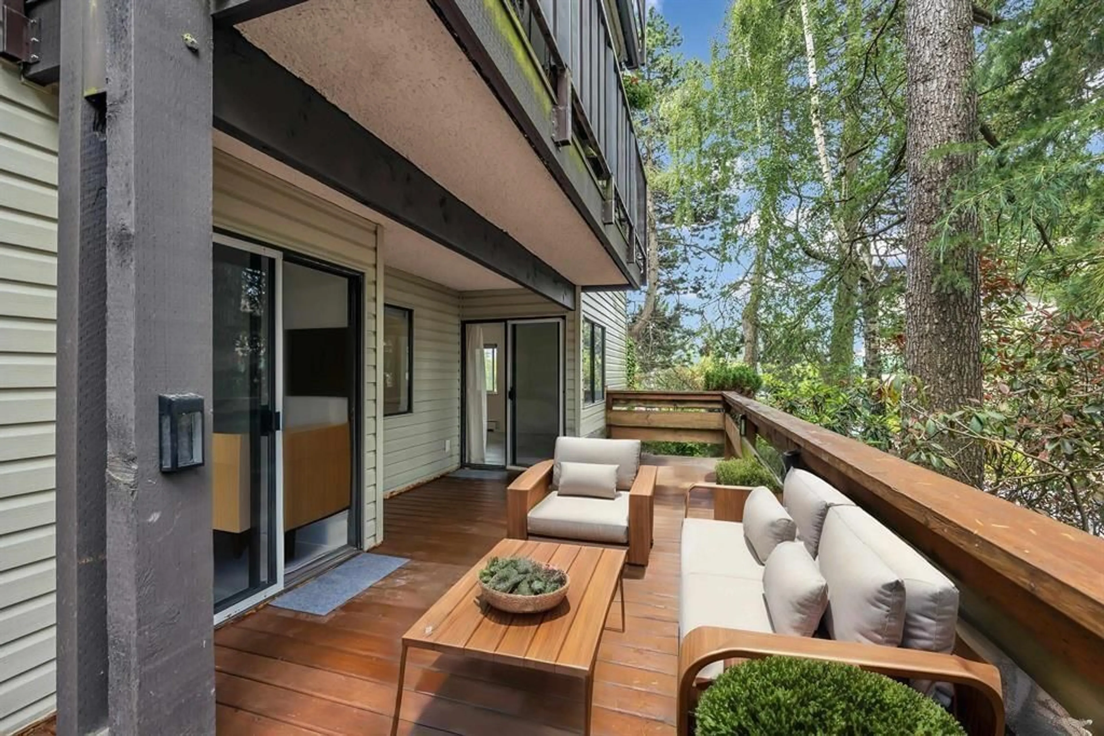 Patio, street for 102 - 1555 FIR, White Rock British Columbia V4B4B6