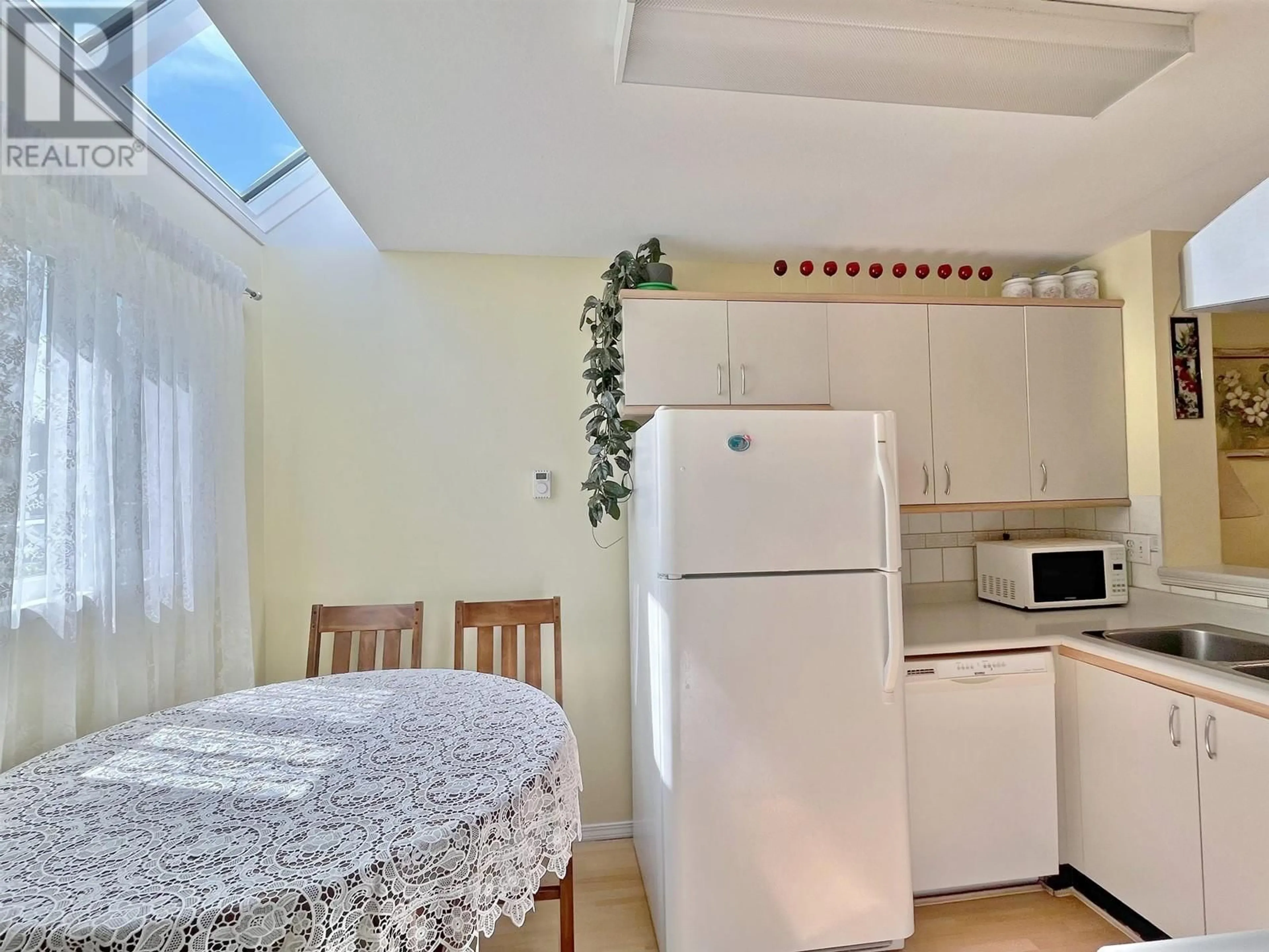 Standard kitchen, unknown for 22 - 2736 ATLIN PLACE, Coquitlam British Columbia V3C5T2