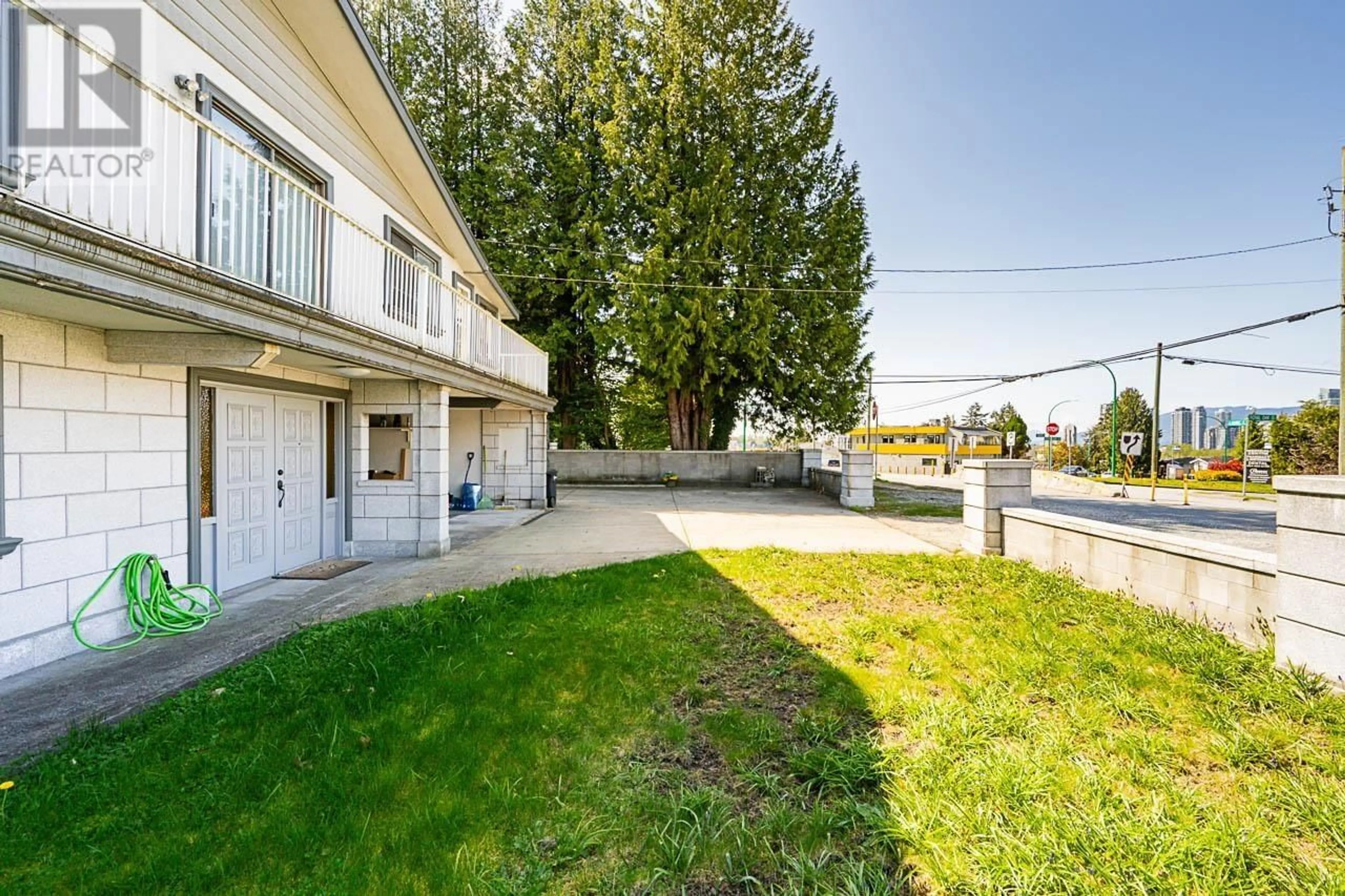 Patio, unknown for 5210 LAUREL STREET, Burnaby British Columbia V5G1N2