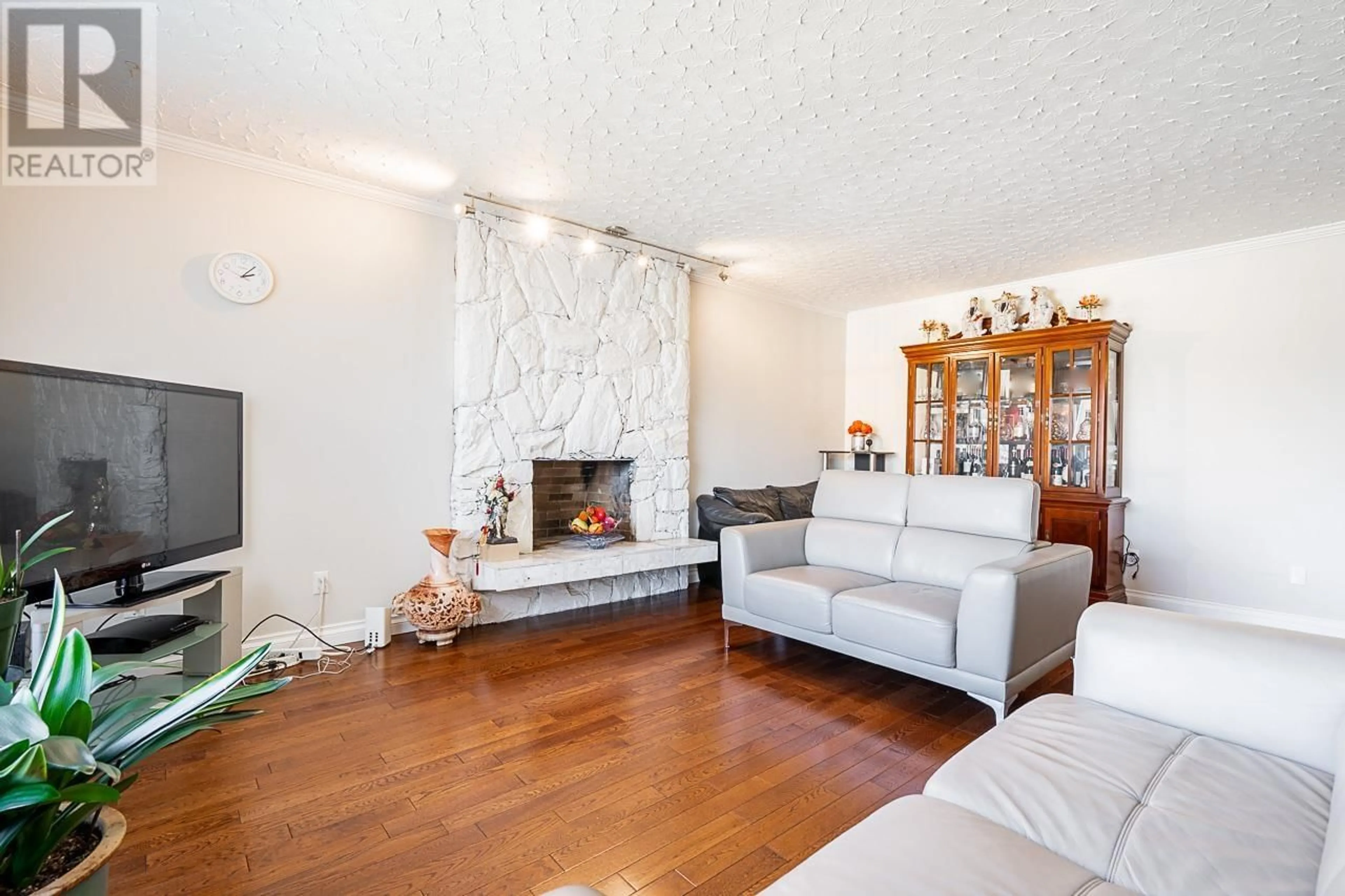 Living room with furniture, unknown for 5210 LAUREL STREET, Burnaby British Columbia V5G1N2