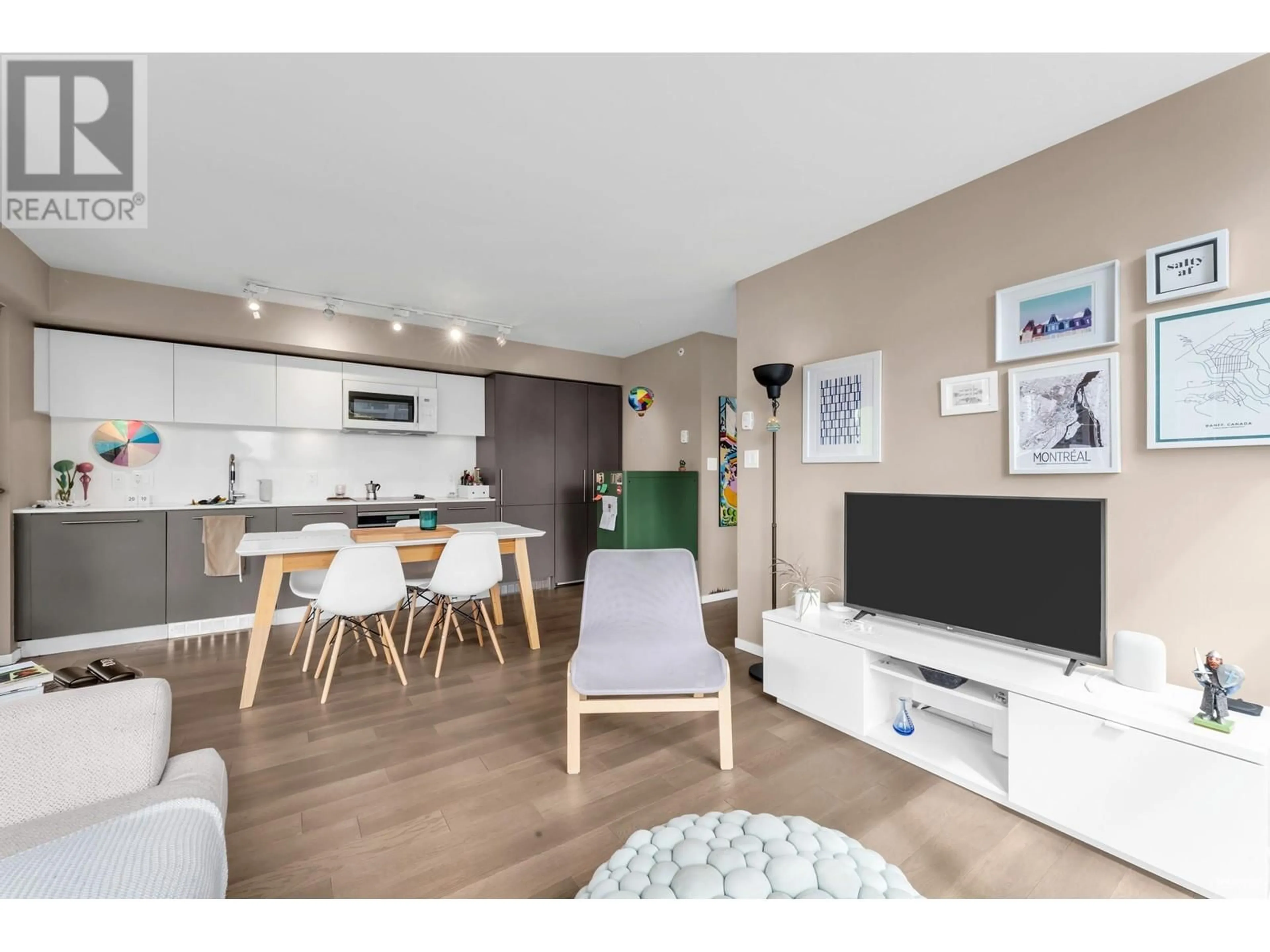 Living room with furniture, wood/laminate floor for 601 - 999 SEYMOUR STREET, Vancouver British Columbia V6B0M5