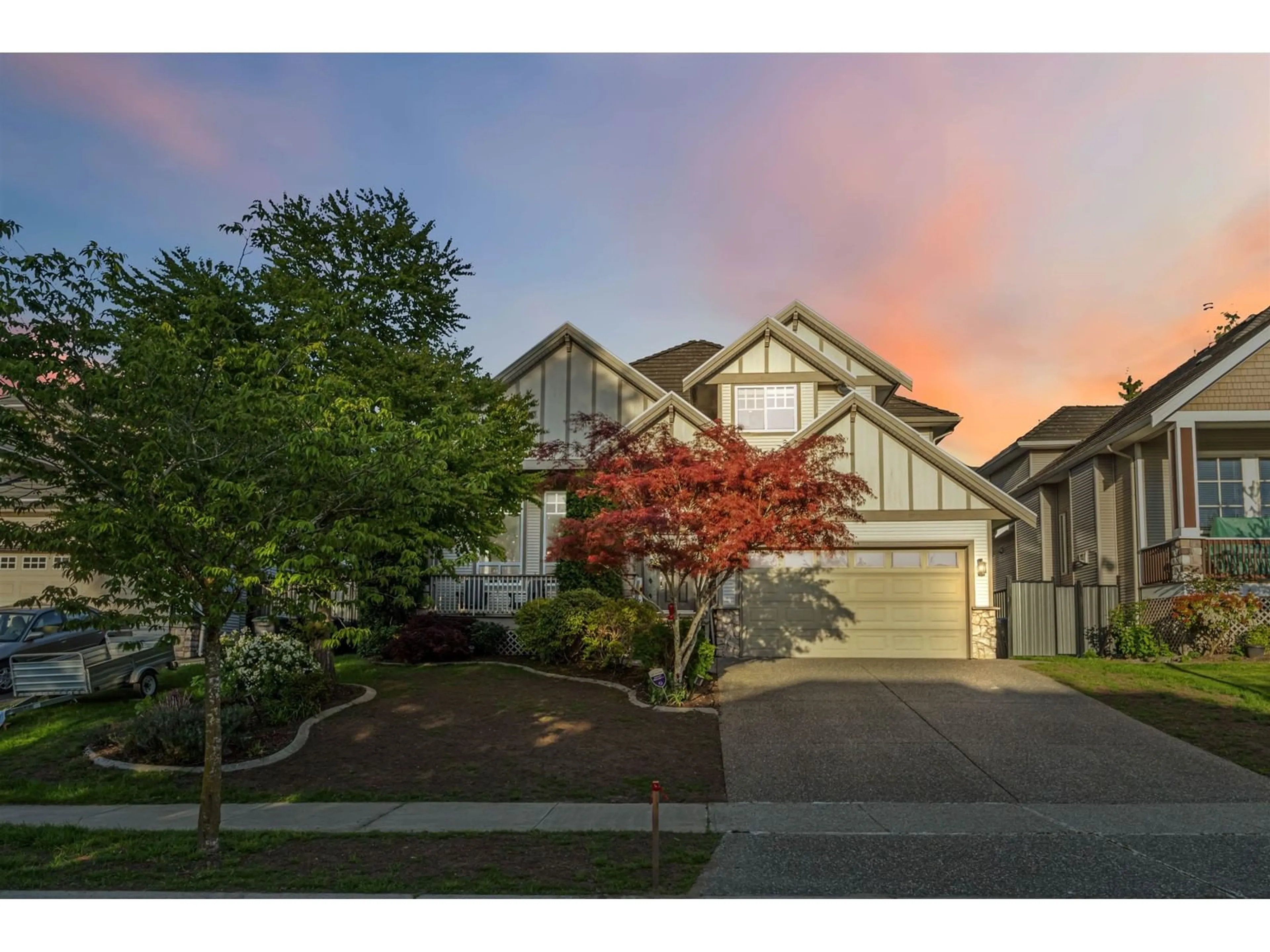 Home with vinyl exterior material, street for 6666 183, Surrey British Columbia V3S1E5