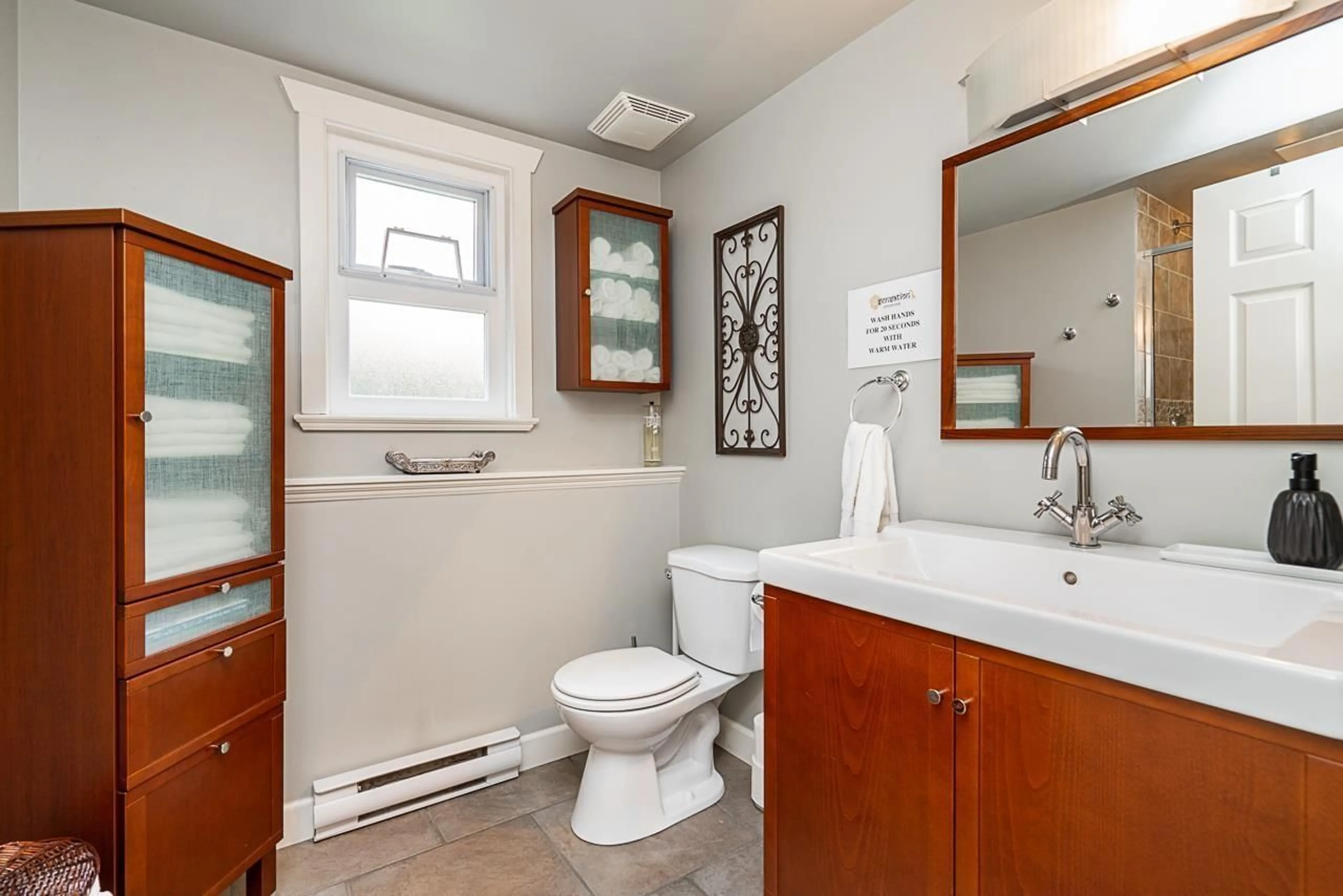 Standard bathroom, ceramic/tile floor for 8095 138, Surrey British Columbia V3W8M3