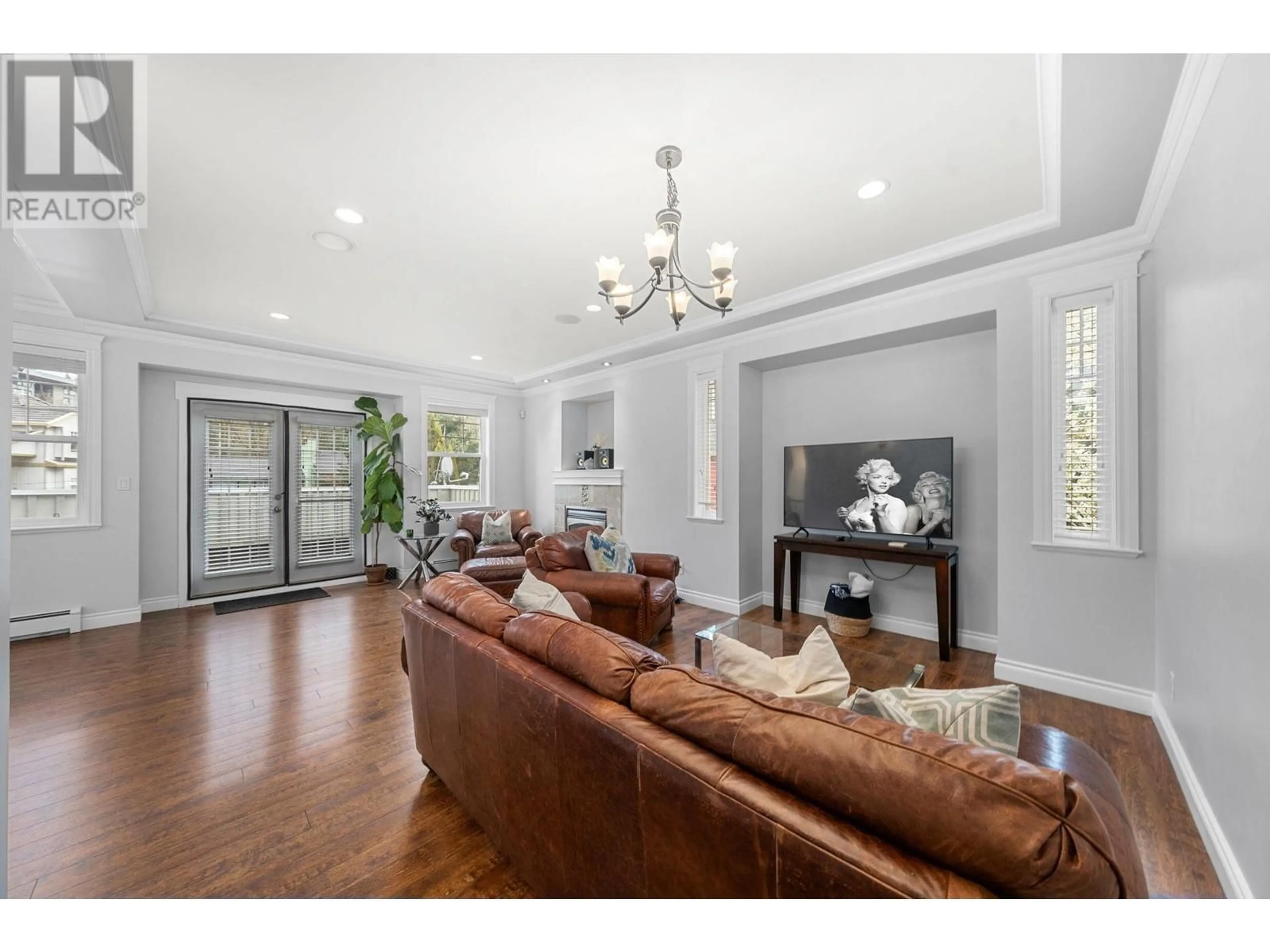 Living room with furniture, wood/laminate floor for 38131 HARBOUR VIEW PLACE, Squamish British Columbia V8B0J2